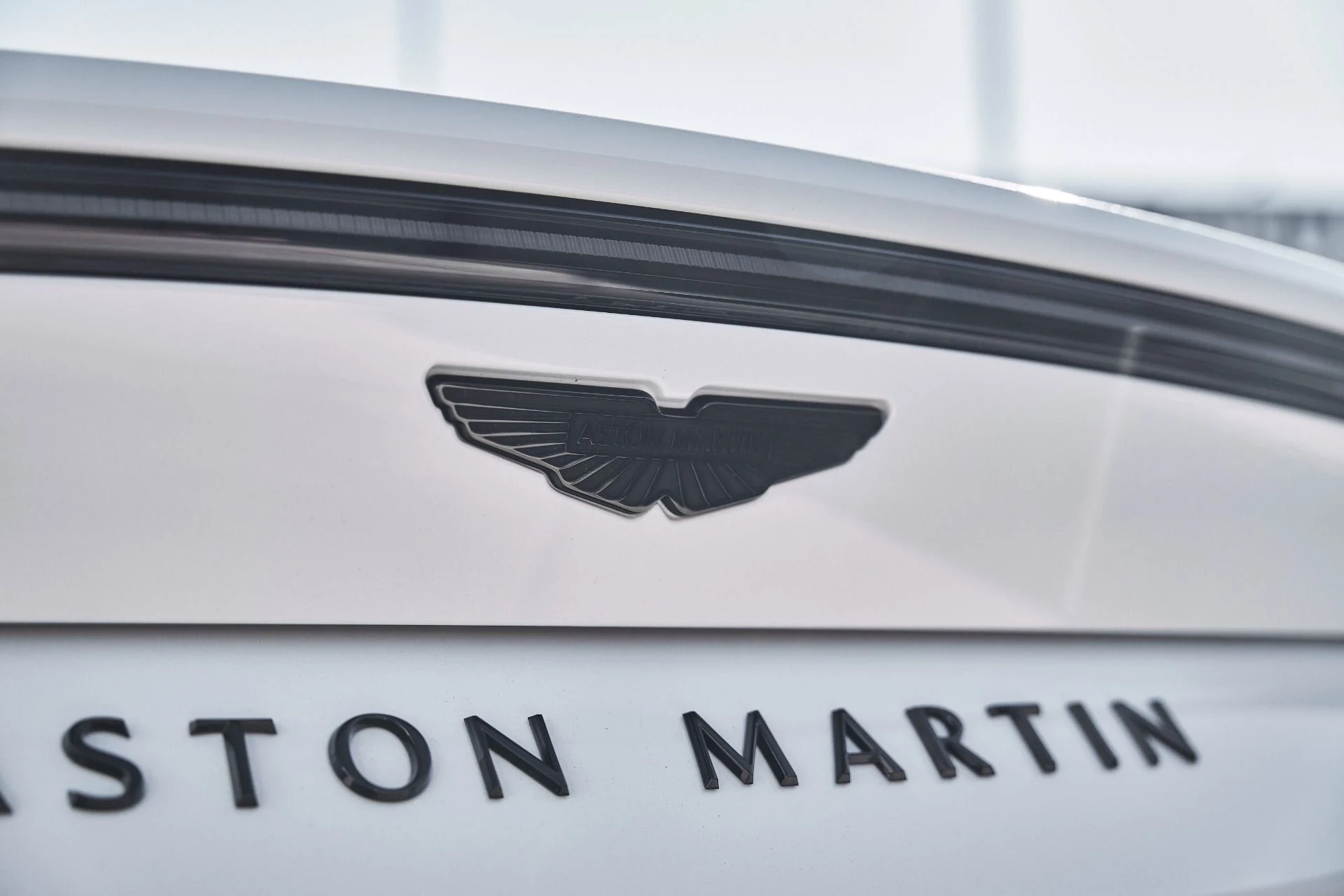 mph010_3678768989_Used_2025_Aston_Martin_Vantage_Base_1771099442_cbd6b3ca92