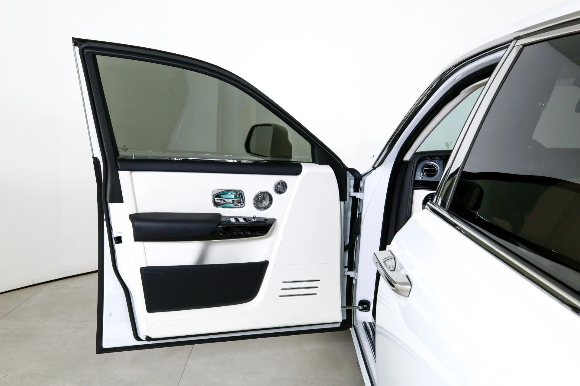 mph010_3690885627_Used_2024_Rolls_Royce_Phantom_1767116656_0a2499bacc