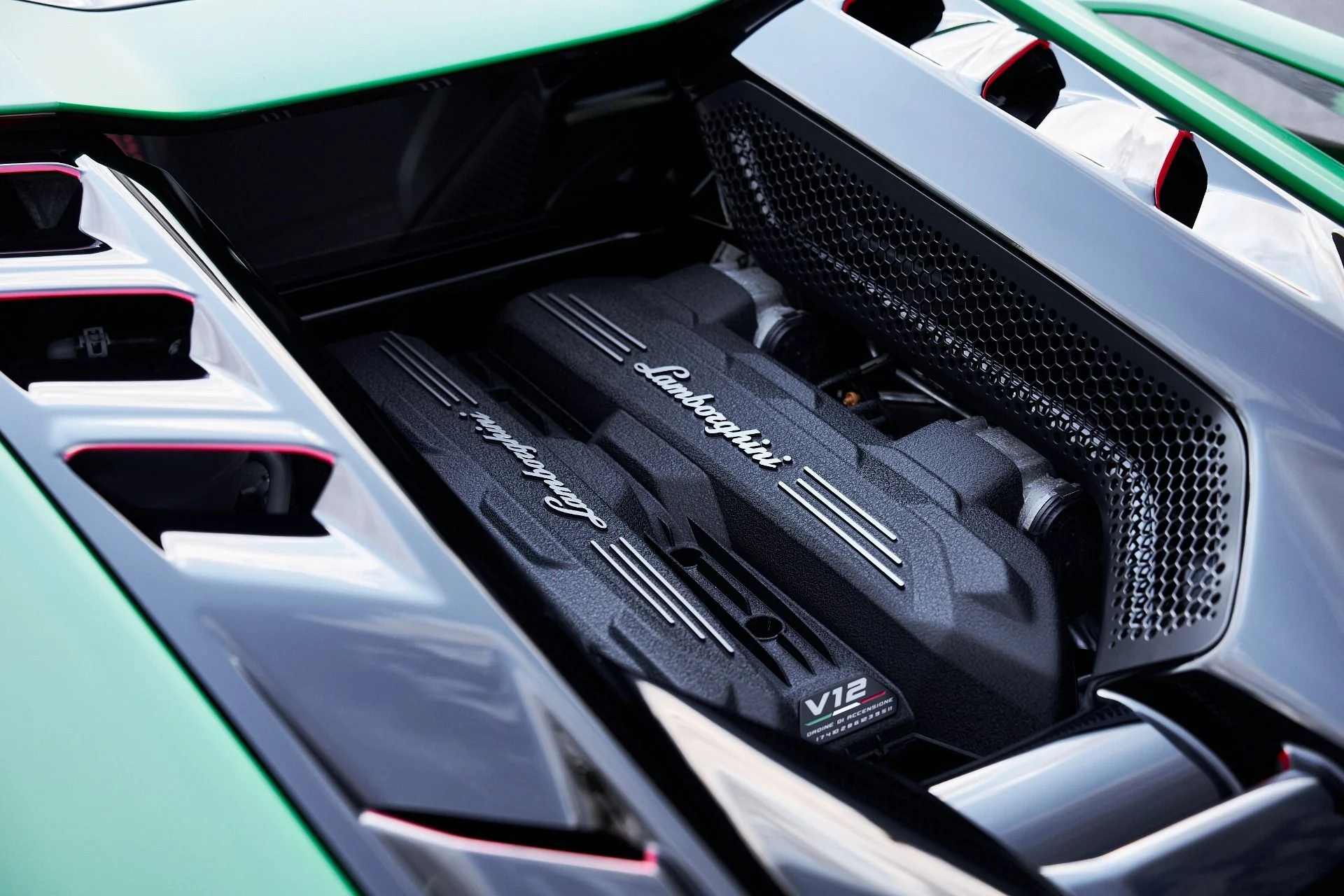 mph010_3726049701_Used_2024_Lamborghini_Revuelto_Base_1756951515_78e780bb66