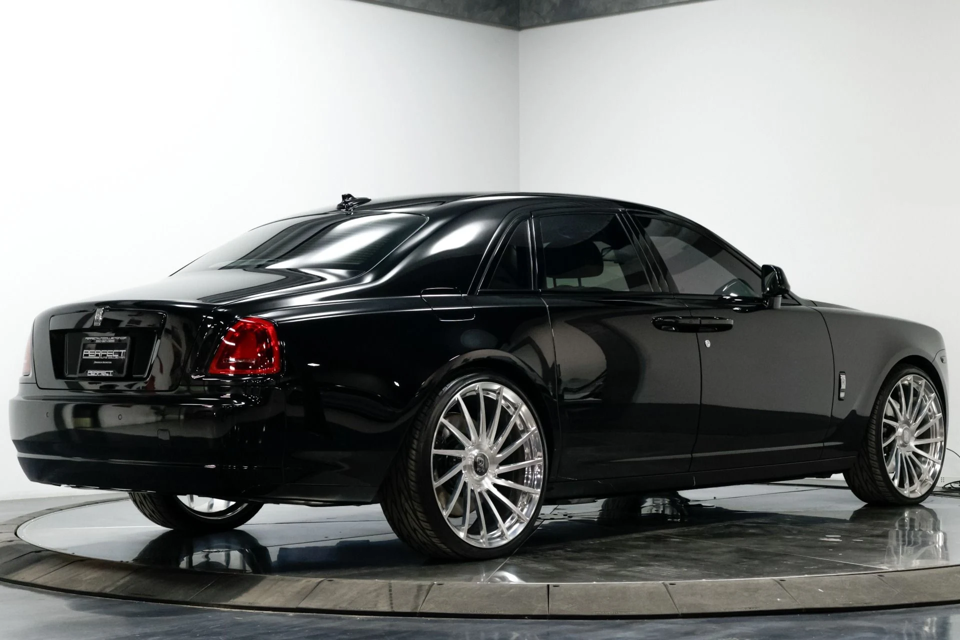 mph010_3730583190_Used_2015_Rolls_Royce_Ghost_Base_1760537897_545471d4e3