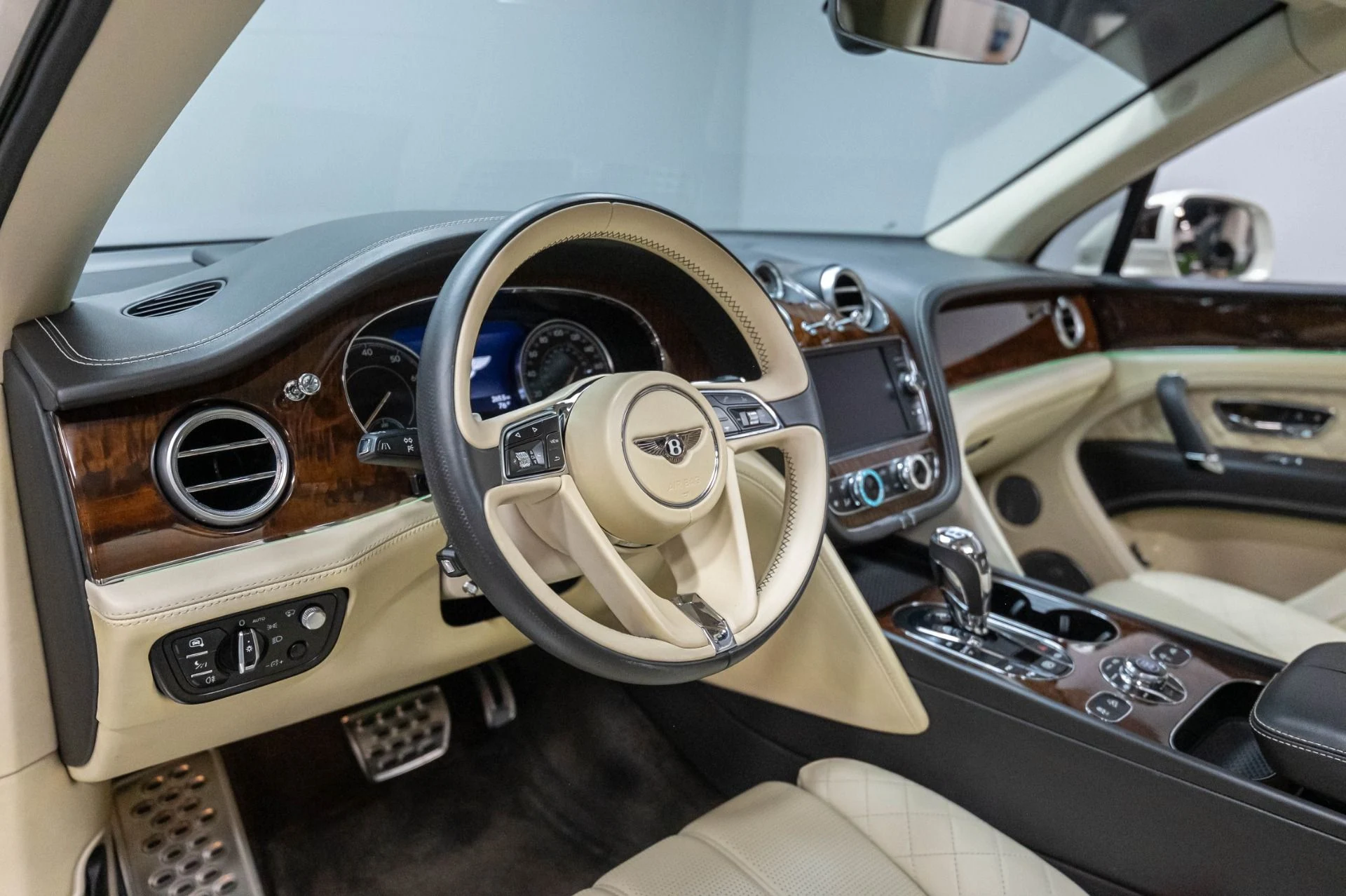 mph010_3756585138_Used_2017_Bentley_Bentayga_W12_1787159716_ec1a82f28f