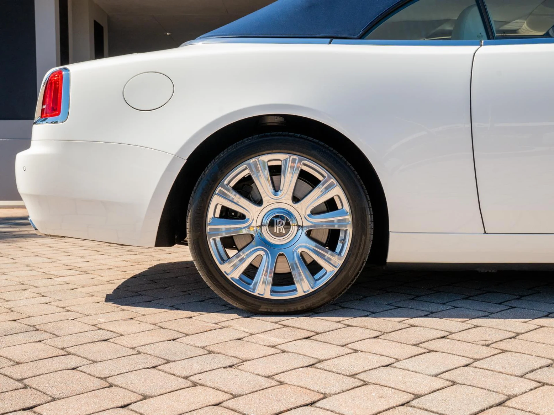 mph010_3783706715_Used_2016_Rolls_Royce_Dawn_2dr_Convertible_1769595362_c7c6001095