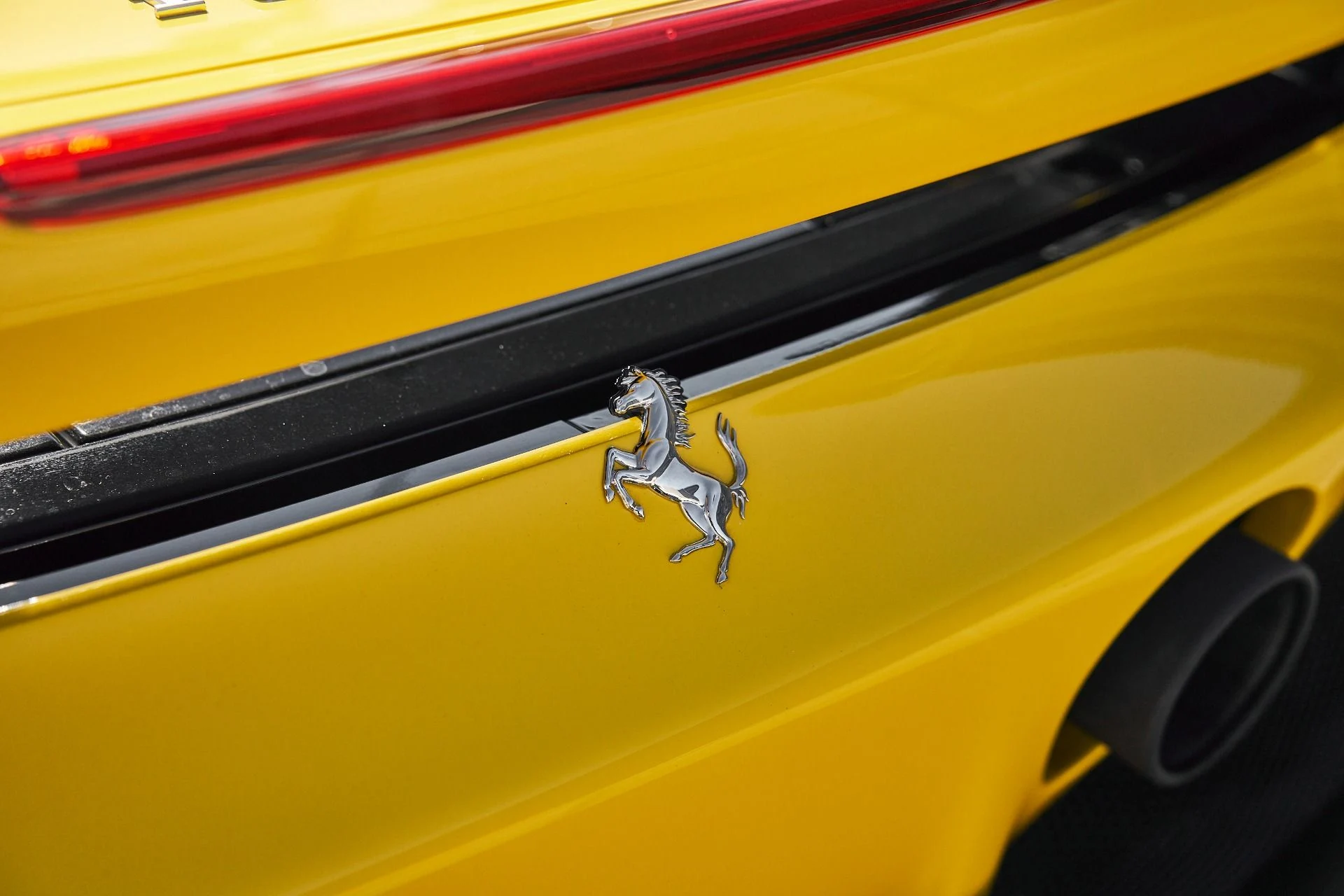 mph010_38098786_Used_2022_Ferrari_SF_90_Stradale_Base_1762462317_f31e2d48f0