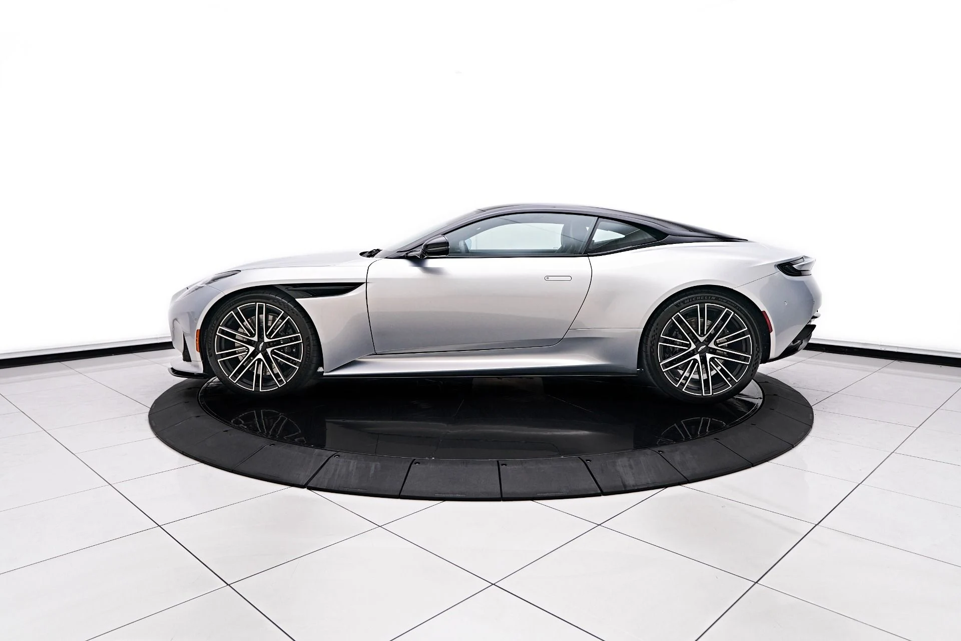 mph010_3833895328_Used_2024_Aston_Martin_DB_12_1755890582_0d91925287