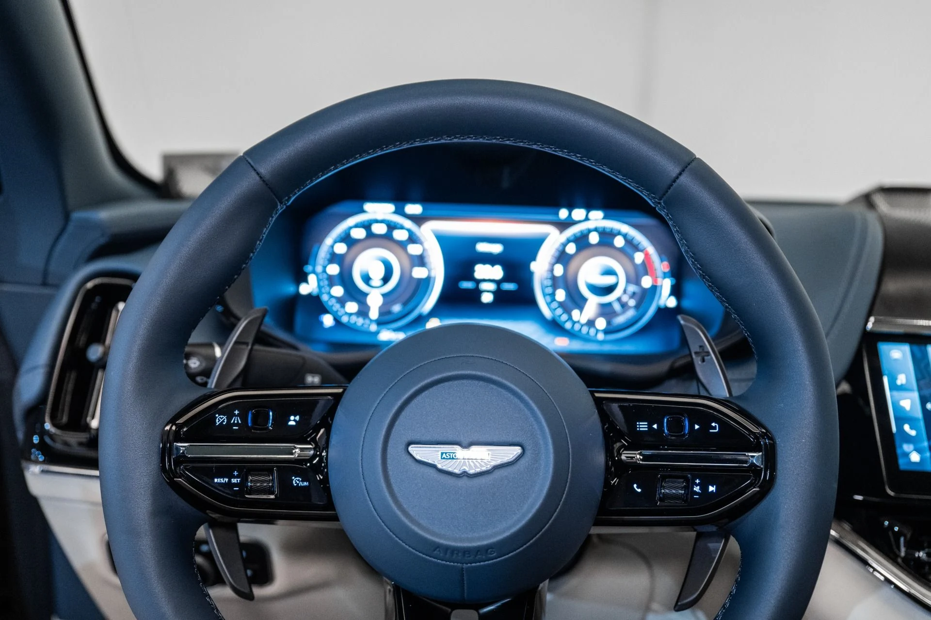 mph010_3849405685_Used_2025_Aston_Martin_DBX_707_1734711890_403ec8f26a