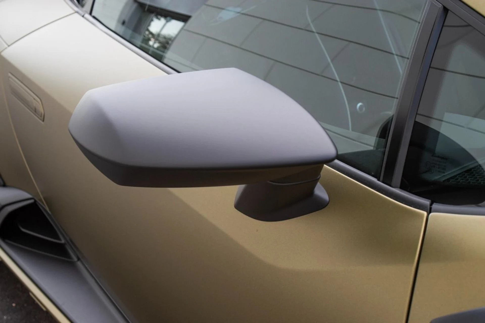 mph010_3858820359_Used_2023_Lamborghini_Huracan_Sterrato_1769868848_b4ed050510