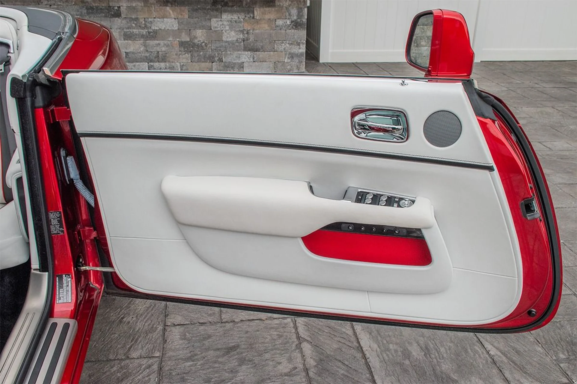 mph010_3927158434_Used_2018_Rolls_Royce_Dawn_1730954781_ebdd849197