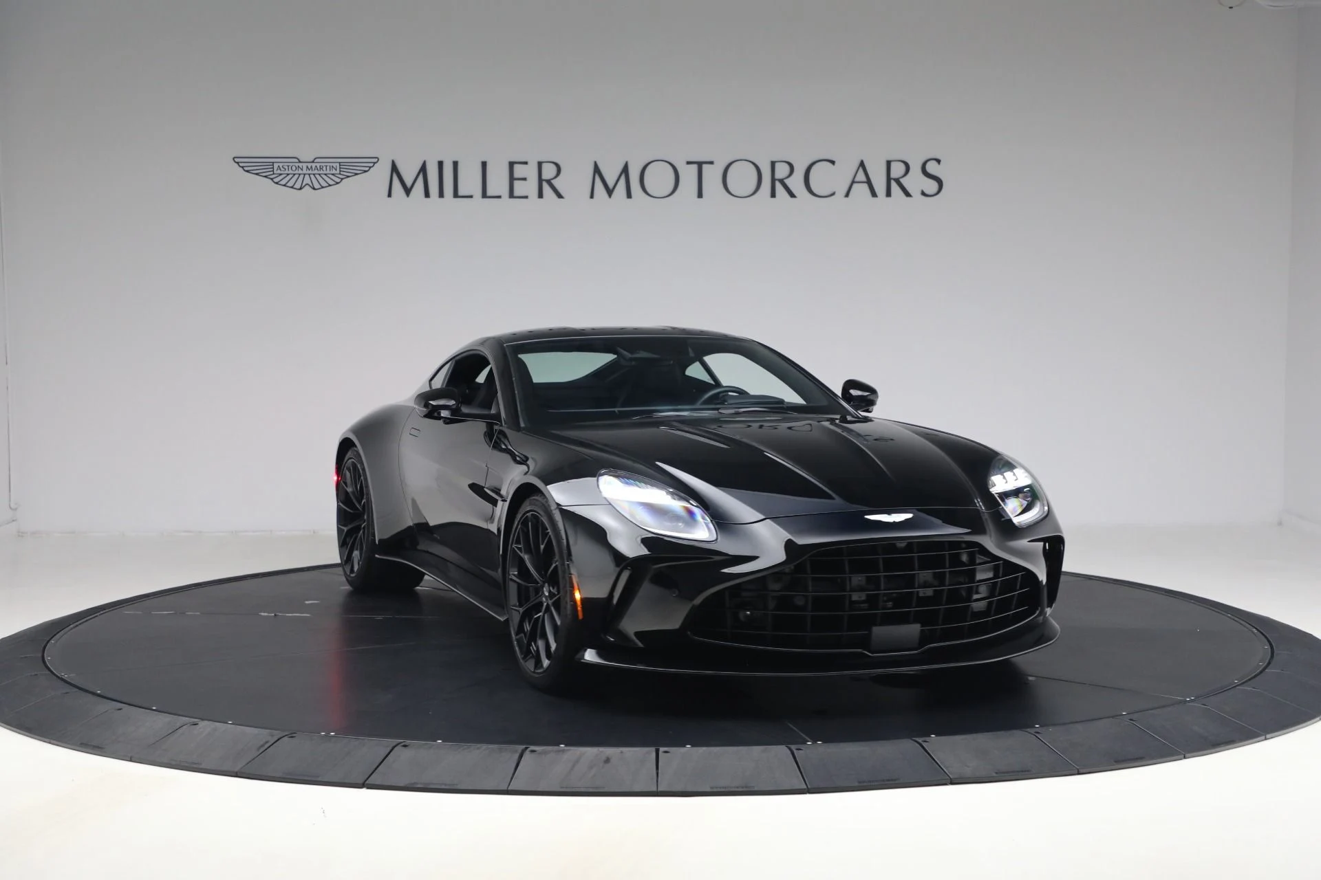 mph010_3942274242_Used_2025_Aston_Martin_Vantage_1790186277_69e54eb49e