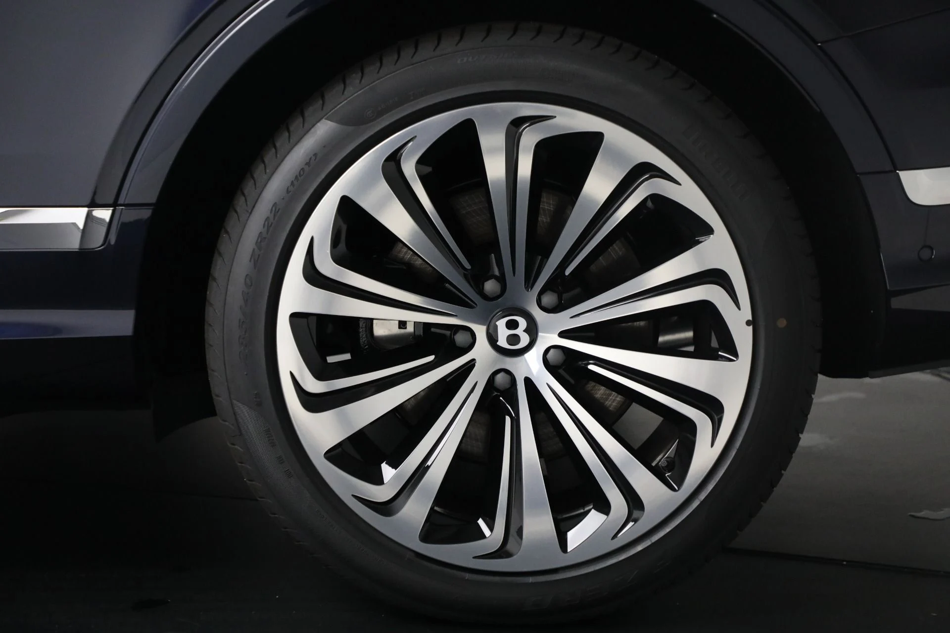 mph010_3944257529_New_2025_Bentley_Bentayga_Azure_V8_1762363196_aab18af65f