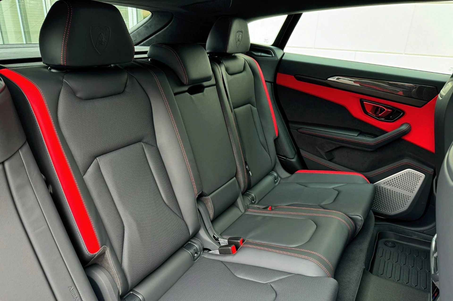 mph010_3951415424_Used_2025_Lamborghini_Urus_SE_1744358430_72c0e2f7e3