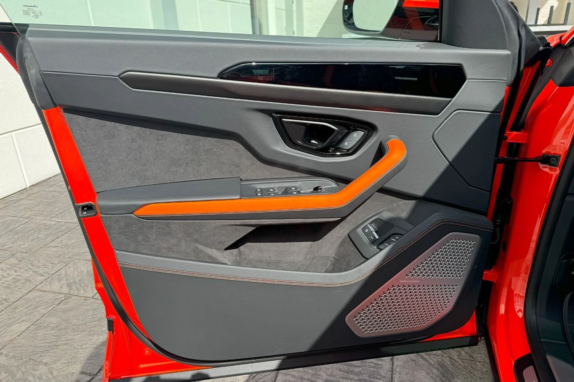 mph010_3959743977_Used_2025_Lamborghini_Urus_SE_1764804771_40c9264ce6