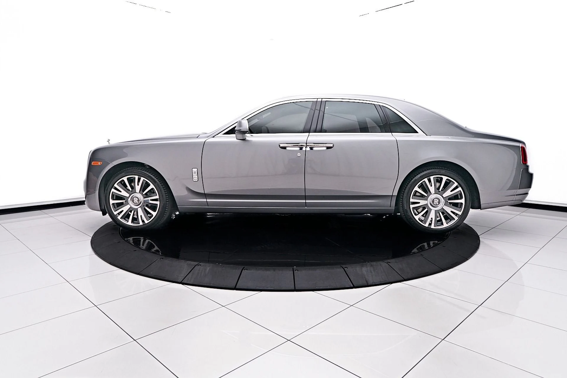 mph010_3965430203_Used_2019_Rolls_Royce_Ghost_Base_1744847276_7bf442d44b