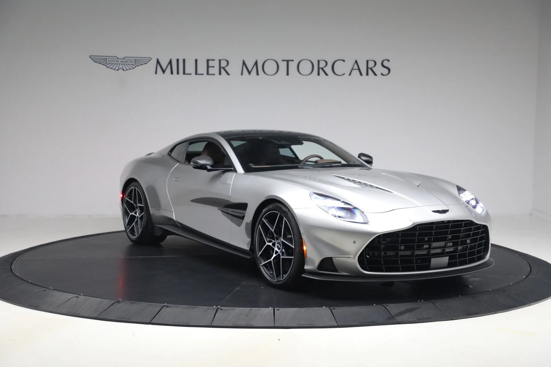 mph010_3984034752_Used_2025_Aston_Martin_Vanquish_1791232652_4295cd5894