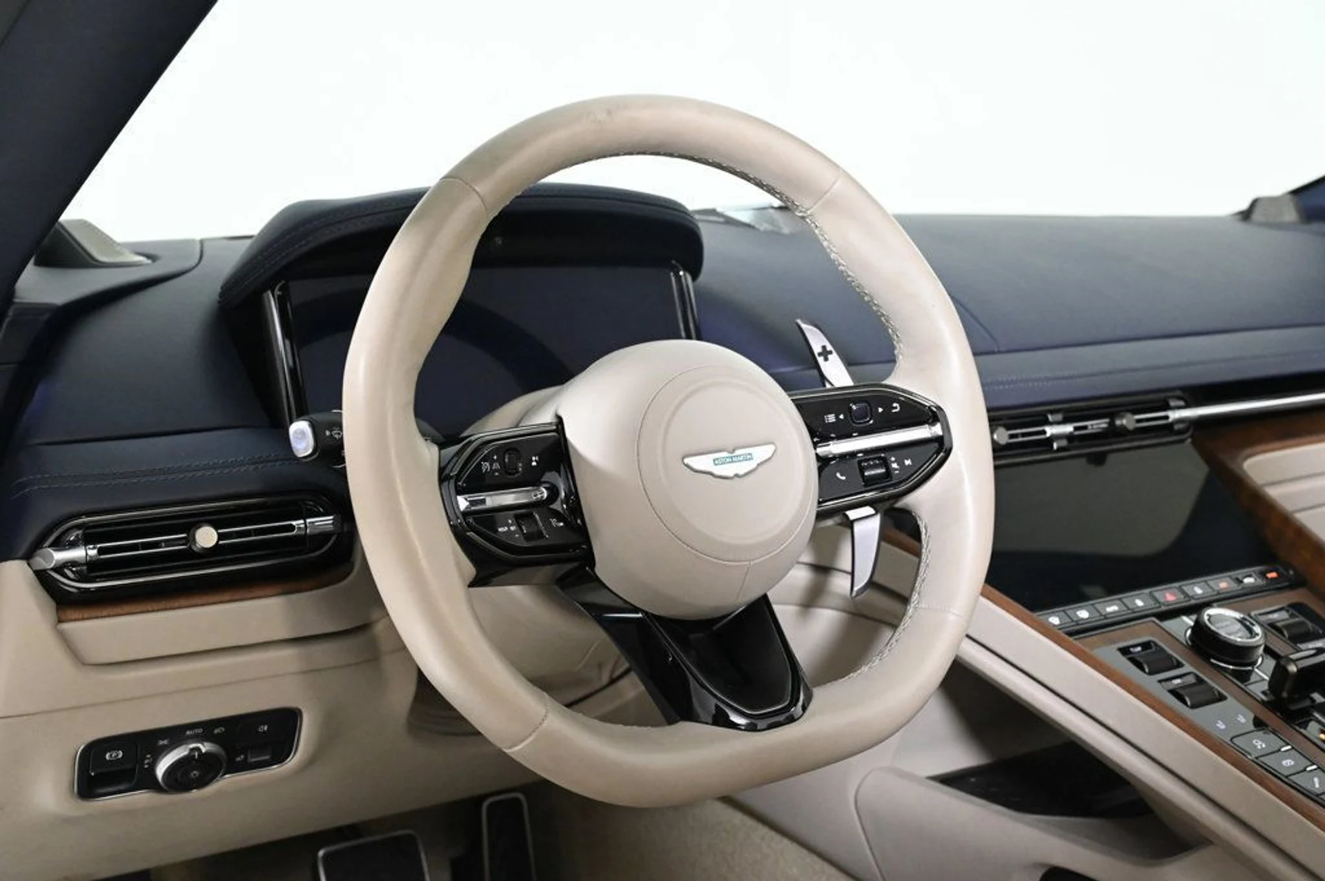 mph010_3990746684_used_2024_aston_martin_db12_volante_11350_22946063_10_1024_47e3fbb834