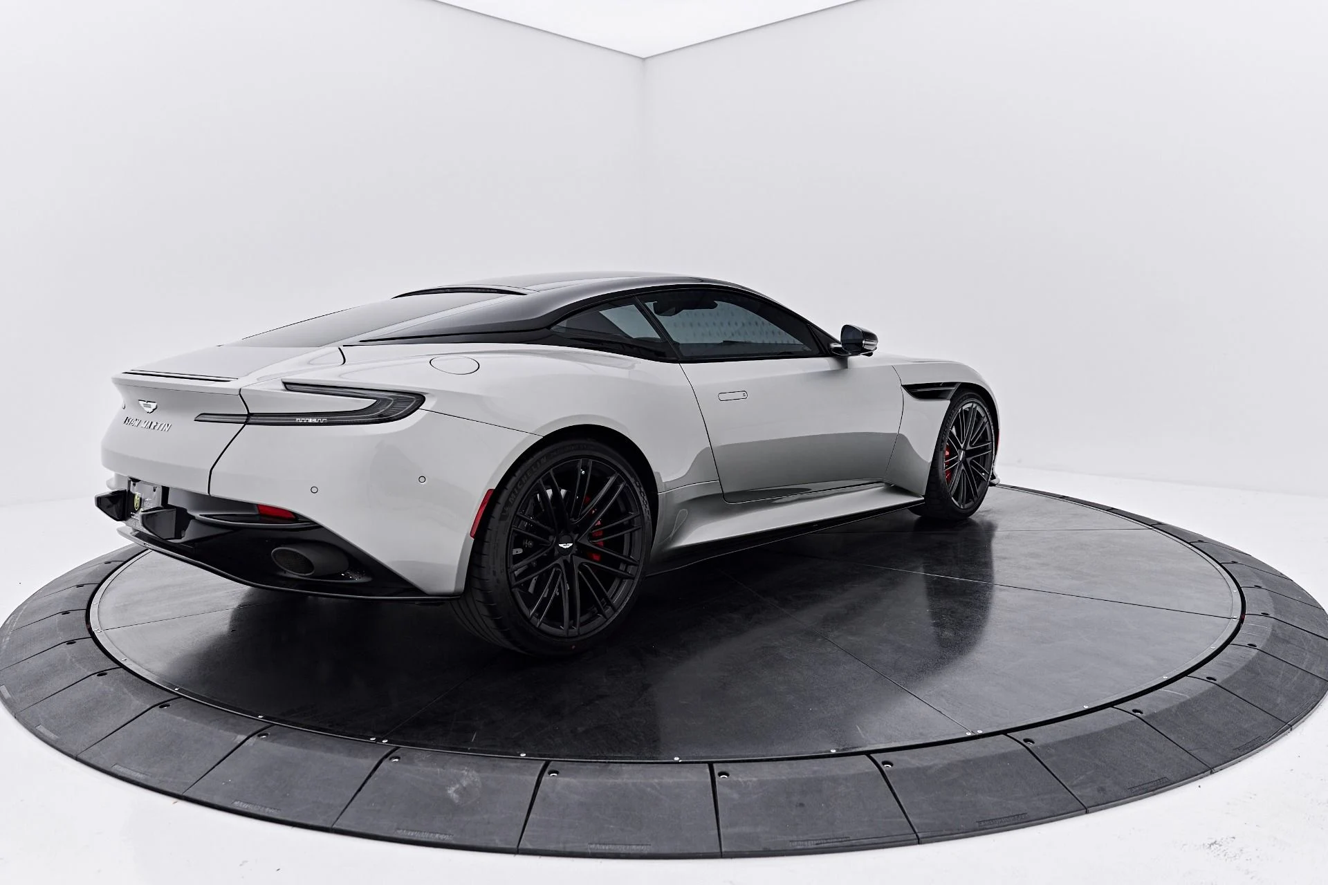 mph010_4002484199_Used_2024_Aston_Martin_DB_12_1789627714_55bf21f168