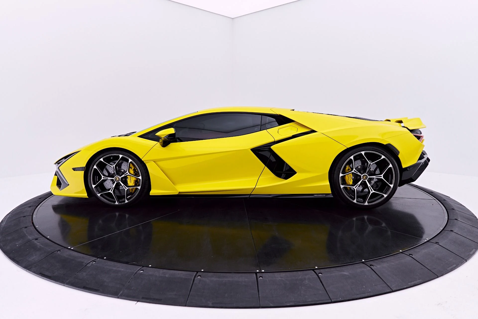 mph010_4044063264_Used_2026_Lamborghini_Revuelto_Base_1782198235_d9a1b3e32b