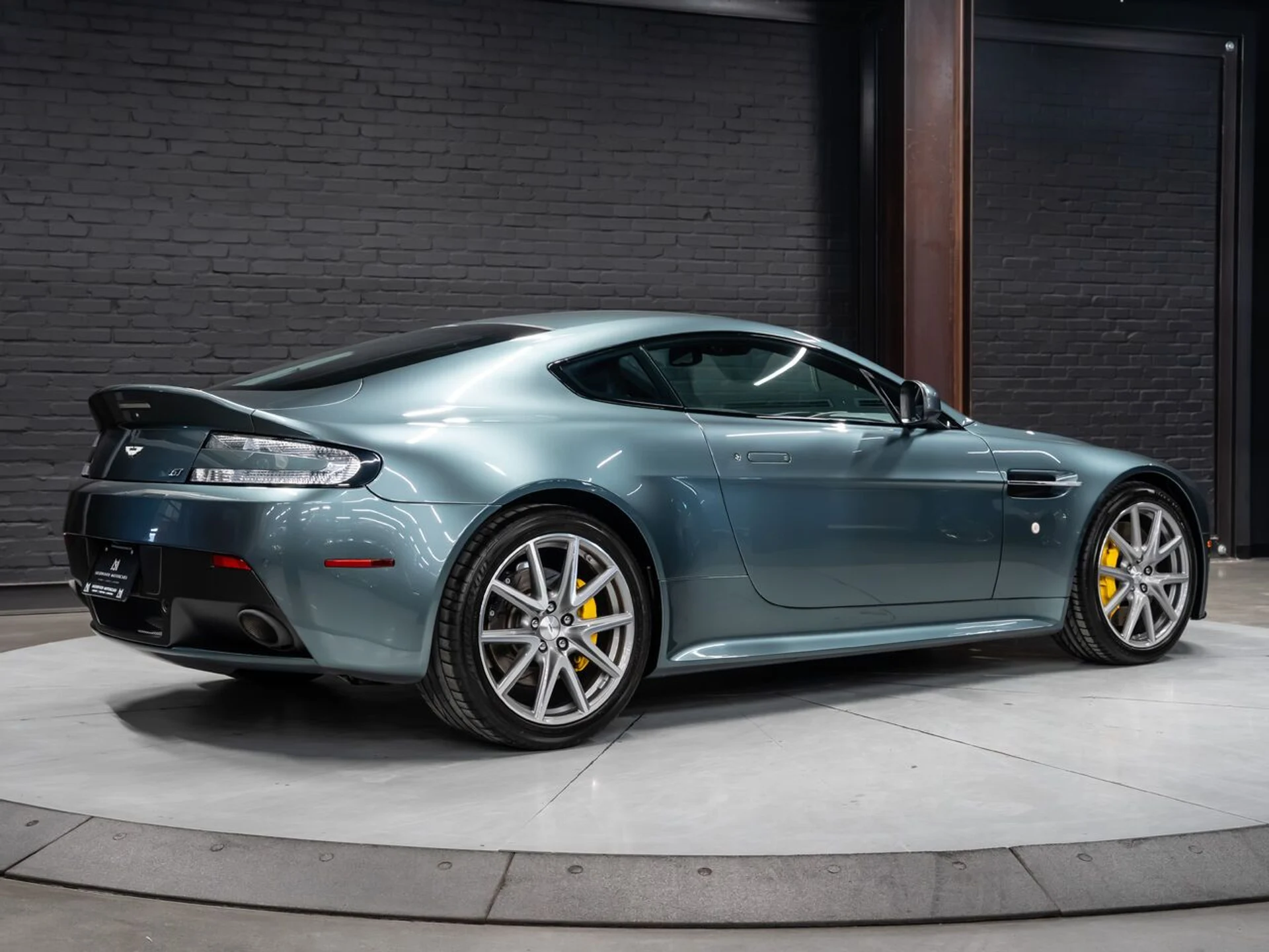 mph010_4062093098_aston_martin_v8_vantage_2015_59bf8d47b3