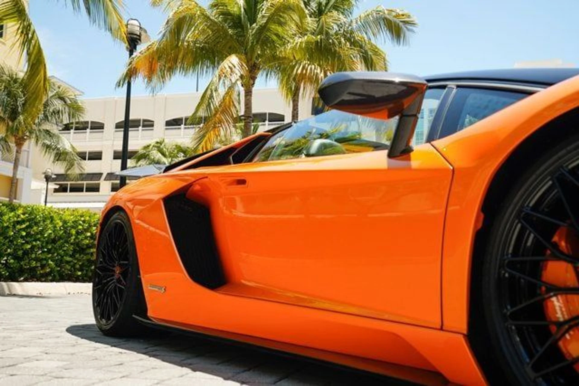 mph010_4065453365_used_2018_lamborghini_aventador_sroadster_14354_22897283_11_640_bada62bf07