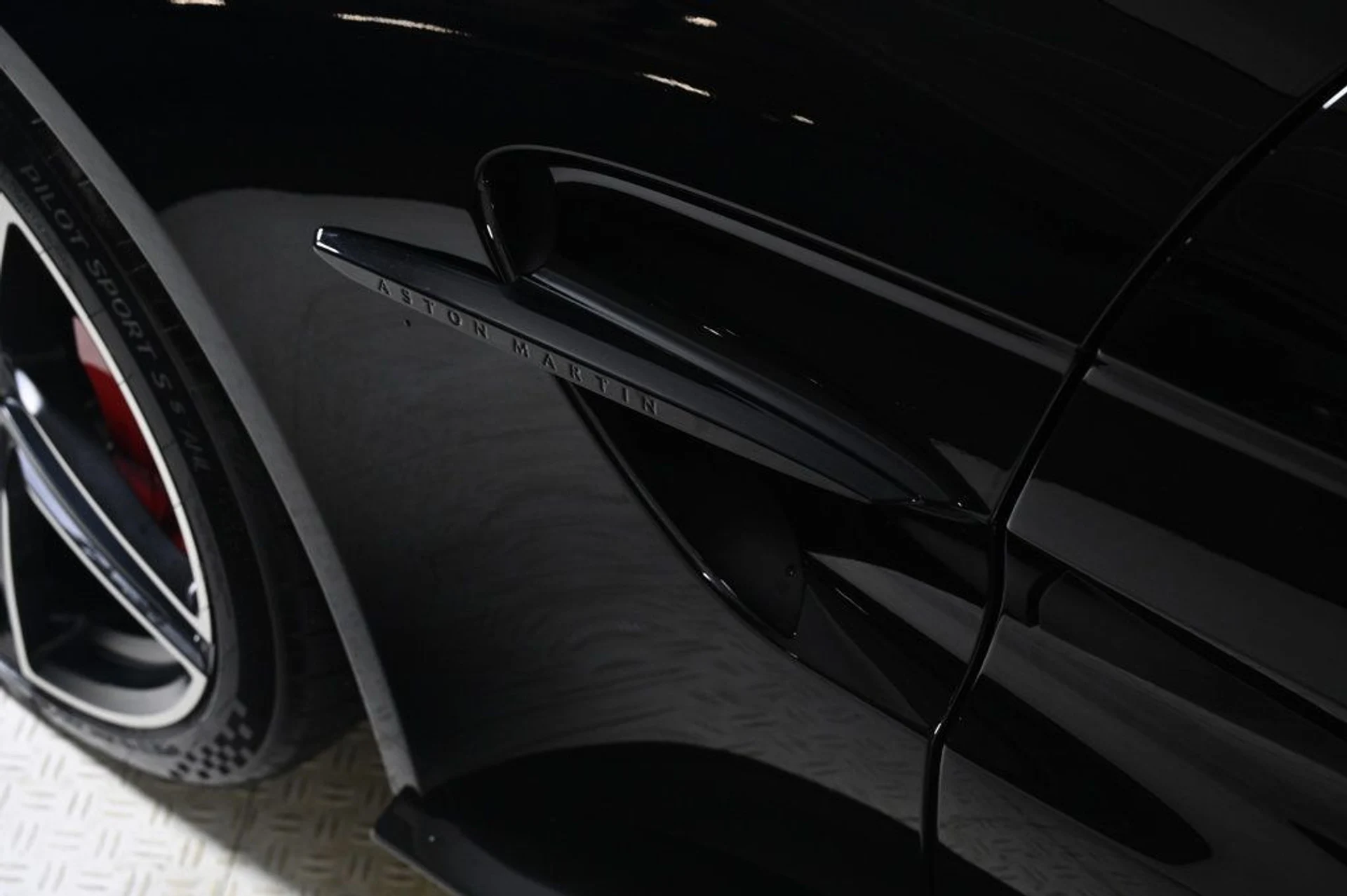 mph010_4081987268_used_2025_aston_martin_vantage_base_11350_22975162_10_1024_2027e17abf