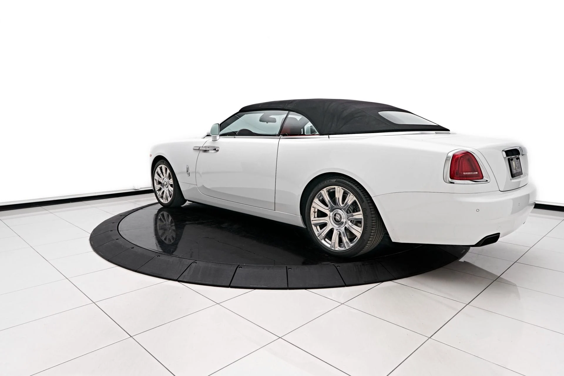 mph010_4090707813_Used_2018_Rolls_Royce_Dawn_Base_1722633895_d3e39a2b00