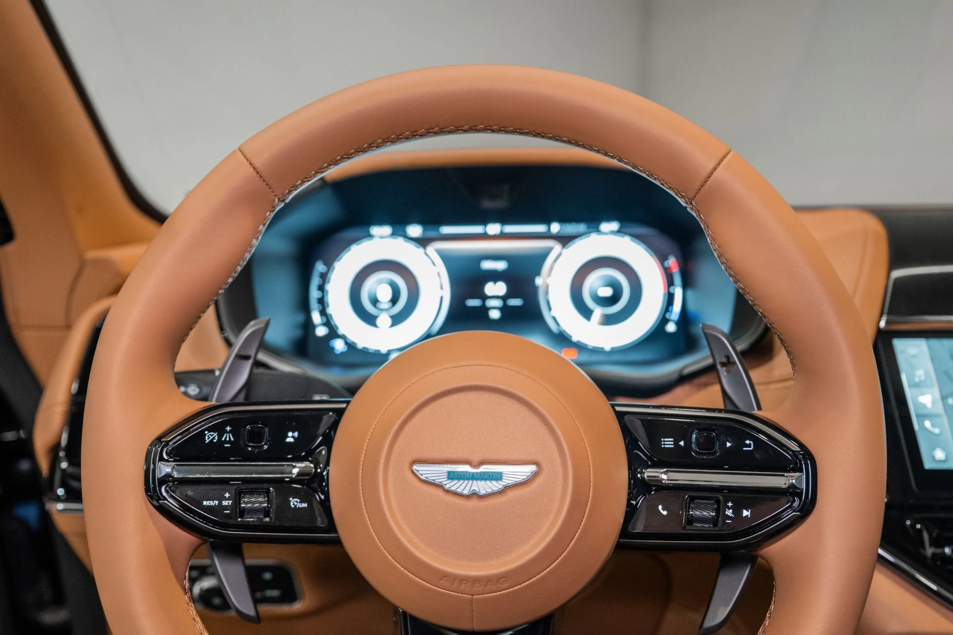 mph010_4106159373_New_2026_Aston_Martin_DBX_707_1765214112_c91e03562b