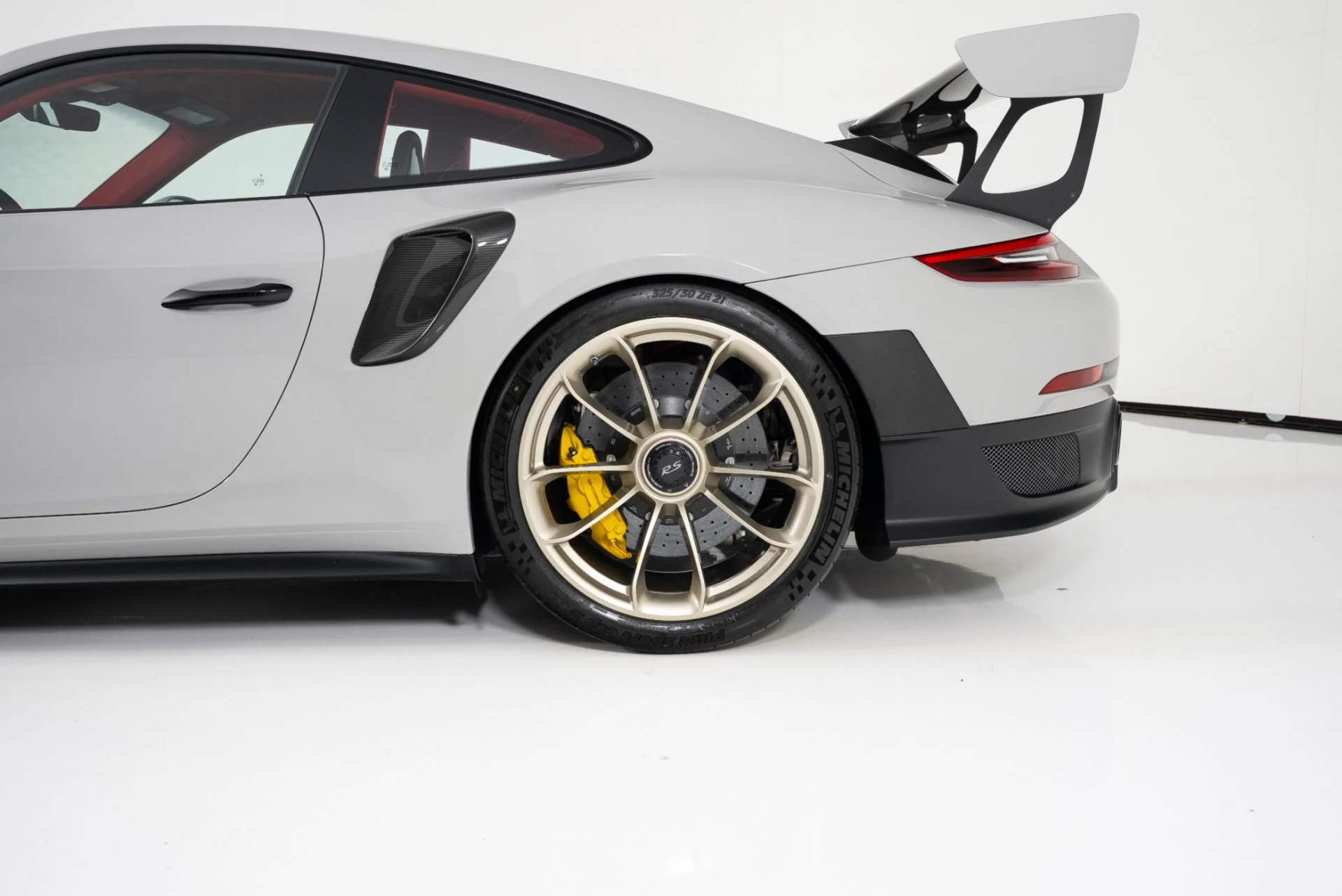 mph010_4136608600_Used_2018_Porsche_911_GT_2_RS_1756256413_2b7af08fbb