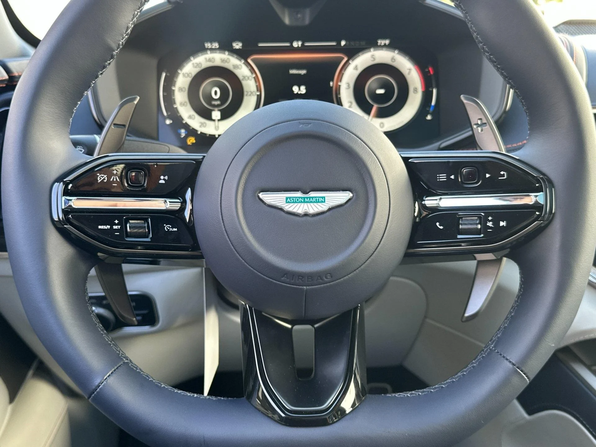 mph010_4147653773_New_2025_Aston_Martin_DBX_707_1761314753_7cc1820277