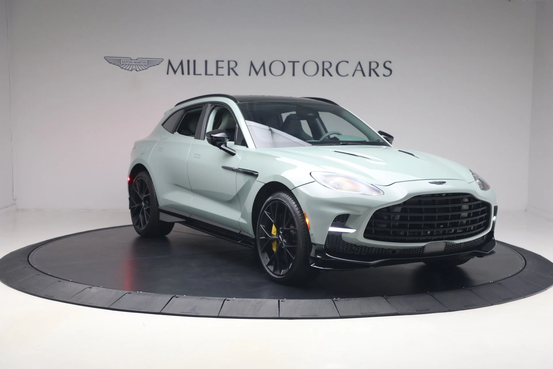 mph010_4173345239_Used_2025_Aston_Martin_DBX_707_1782571064_f3517859ab