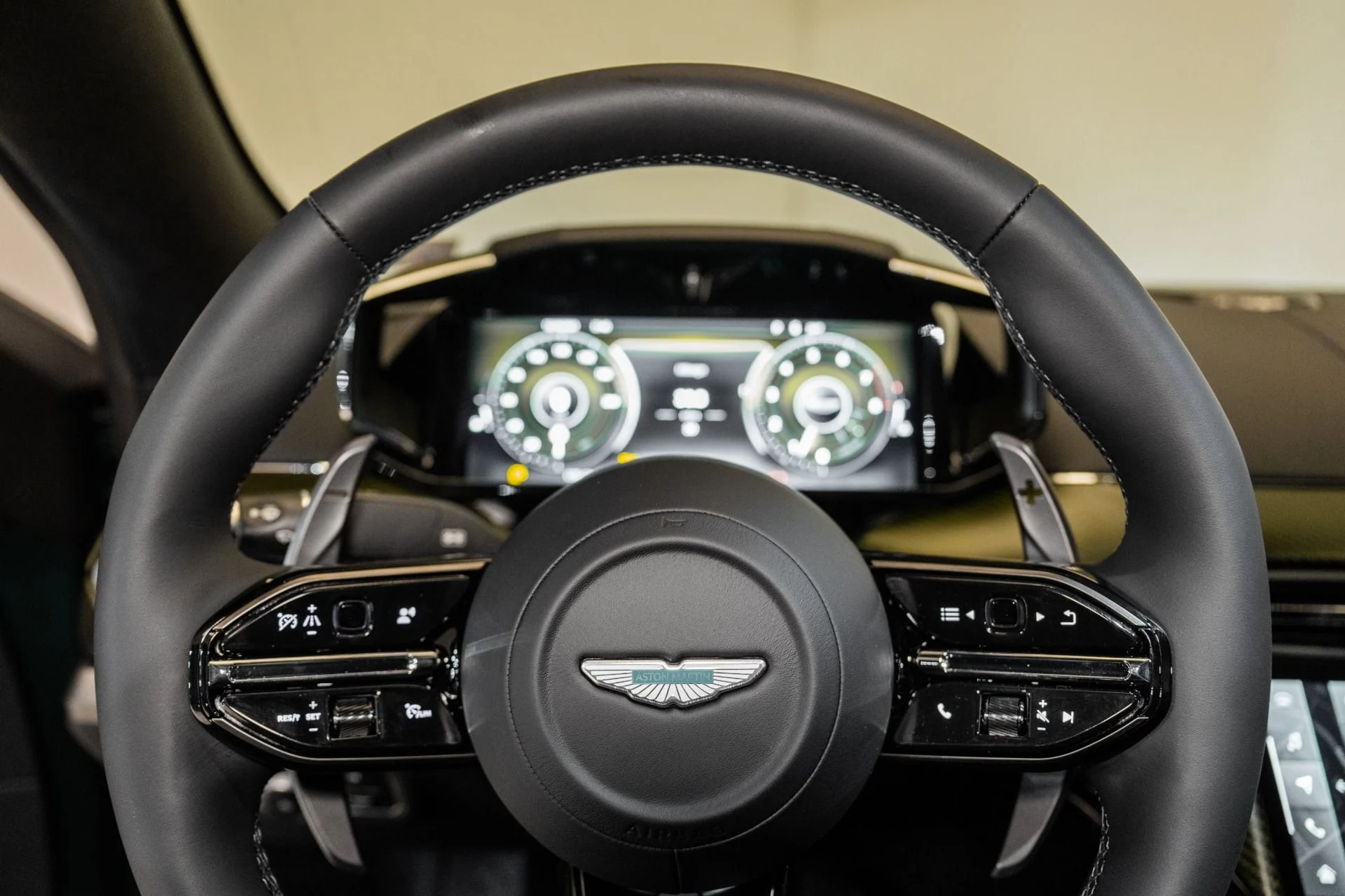 mph010_4187342099_Used_2025_Aston_Martin_Vantage_Coupe_1734713589_aab68005c1