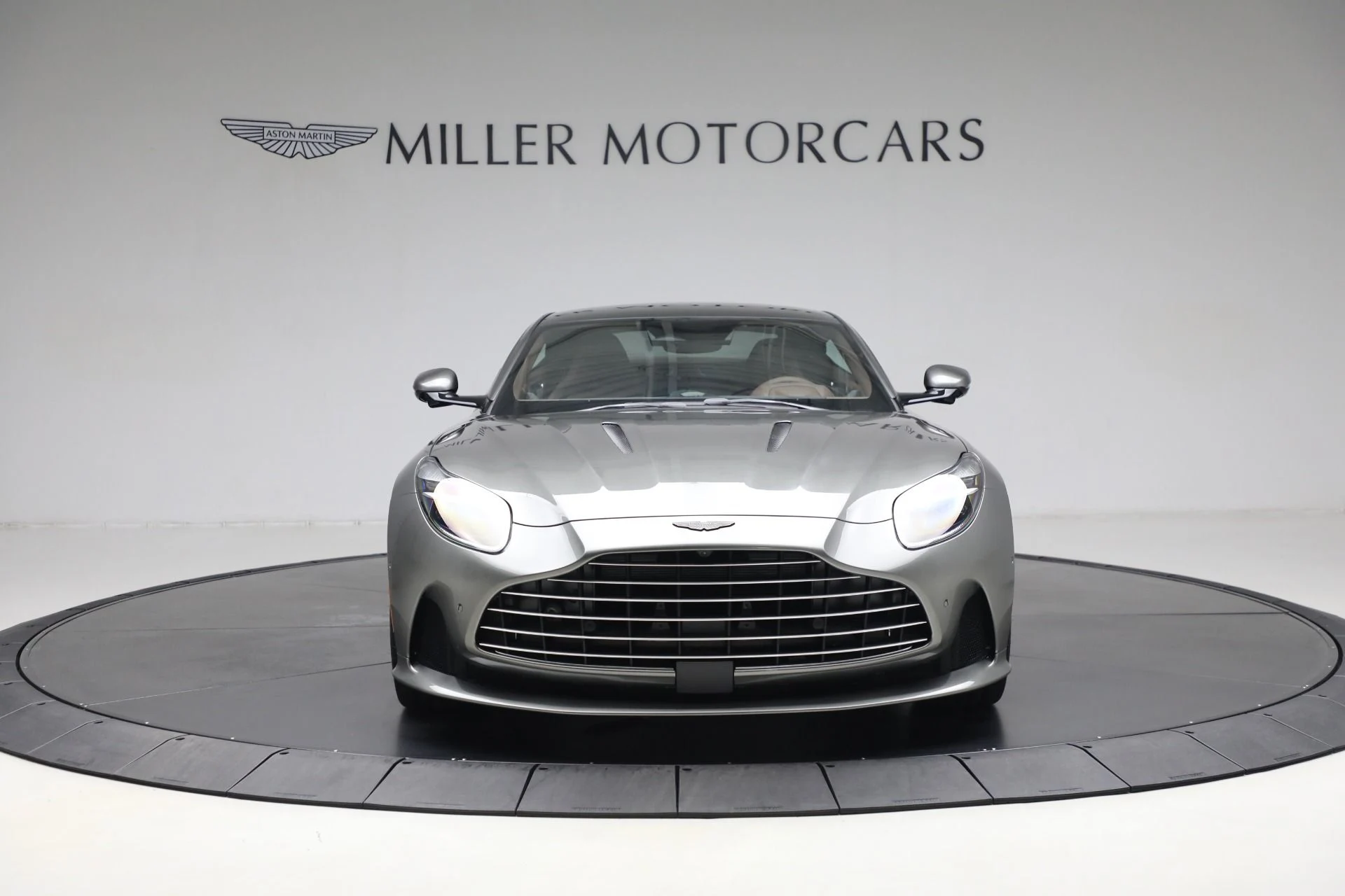 mph010_4201318450_Used_2025_Aston_Martin_DB_12_V8_1735242032_50f06b4690
