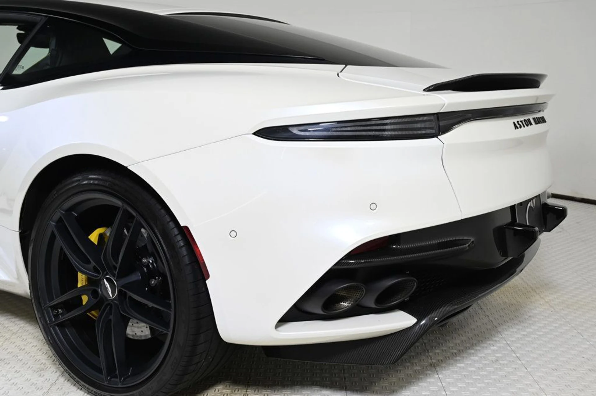 mph010_4212782485_used_2021_aston_martin_dbs_superleggera_11350_22941074_10_1024_8ce1876890