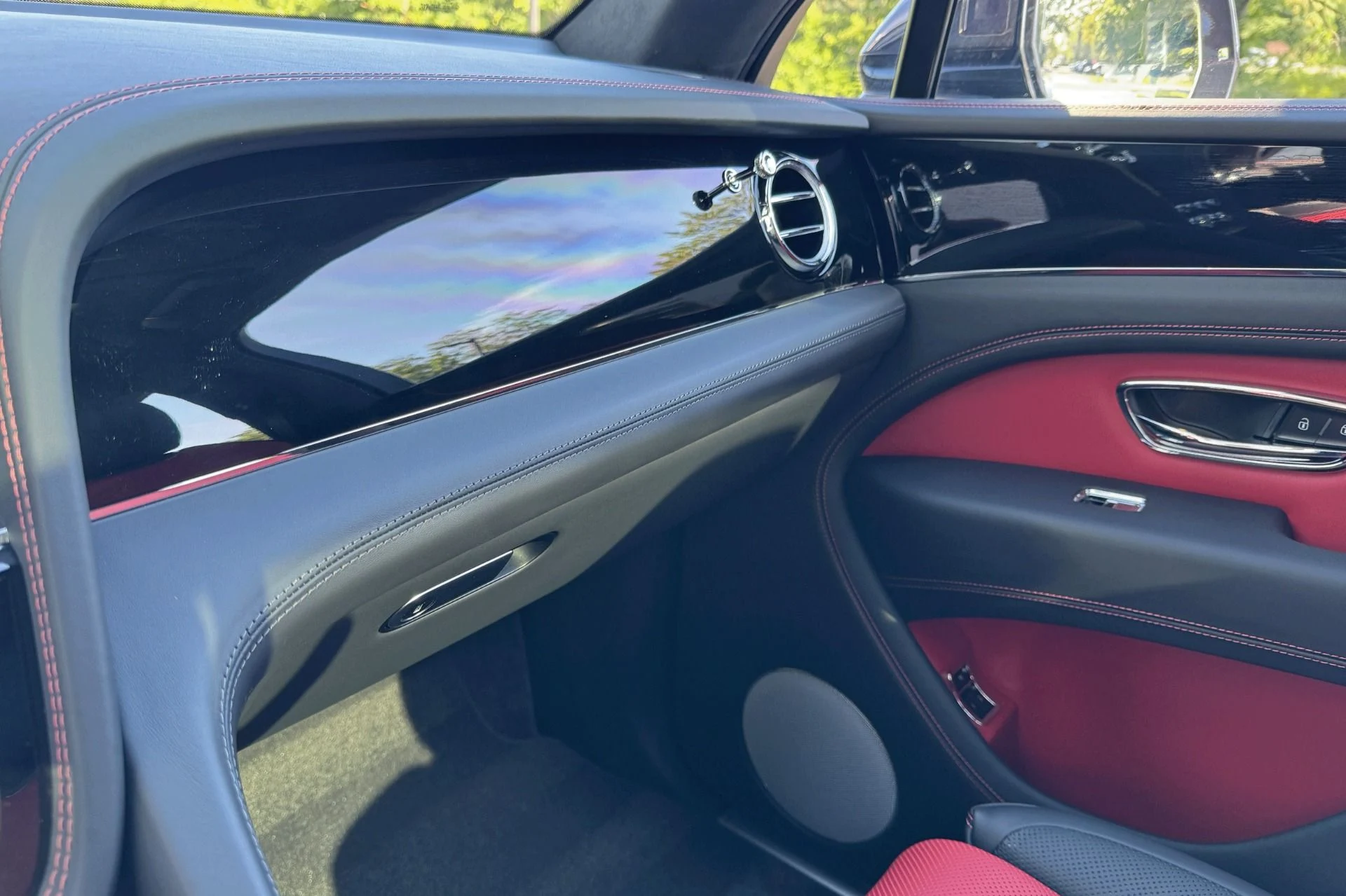 mph010_4214039032_Used_2025_Bentley_Bentayga_V8_1758544256_ba18e34553