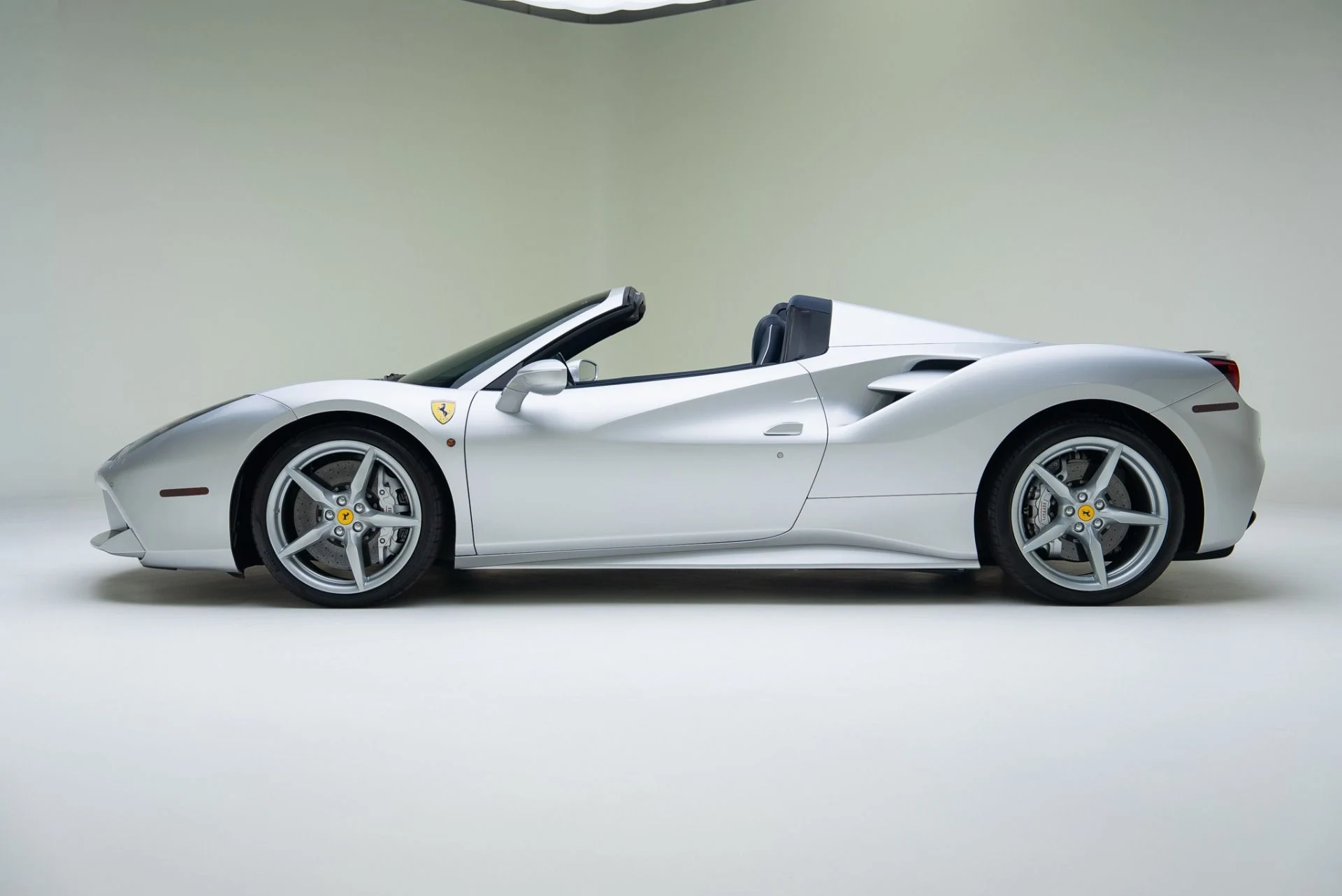 mph010_4220880069_Used_2017_Ferrari_488_Spider_1762375405_bd43d1b964