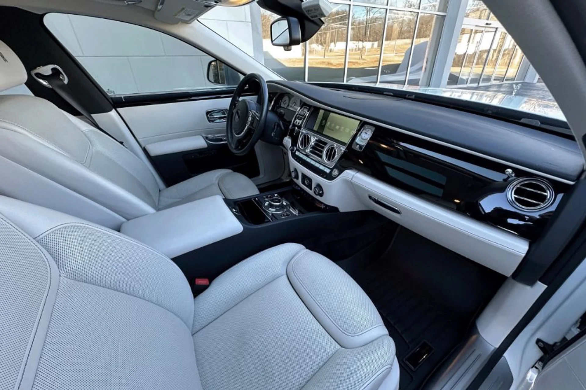 mph010_4232806083_Used_2016_Rolls_Royce_Ghost_1768387750_3584367f3d