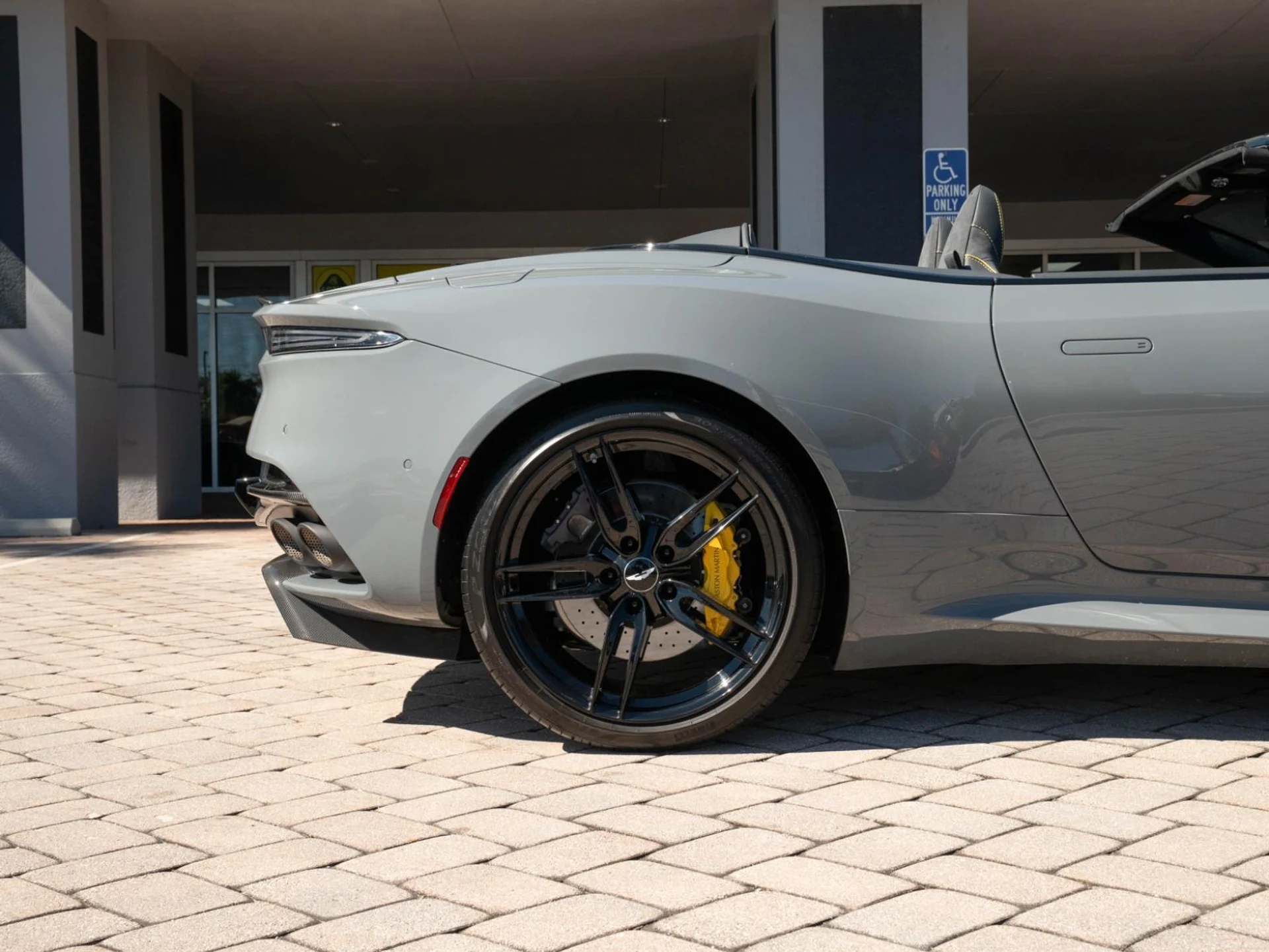 mph010_4239178832_Used_2022_Aston_Martin_DBS_Superleggera_1770058017_e9b72f2f33