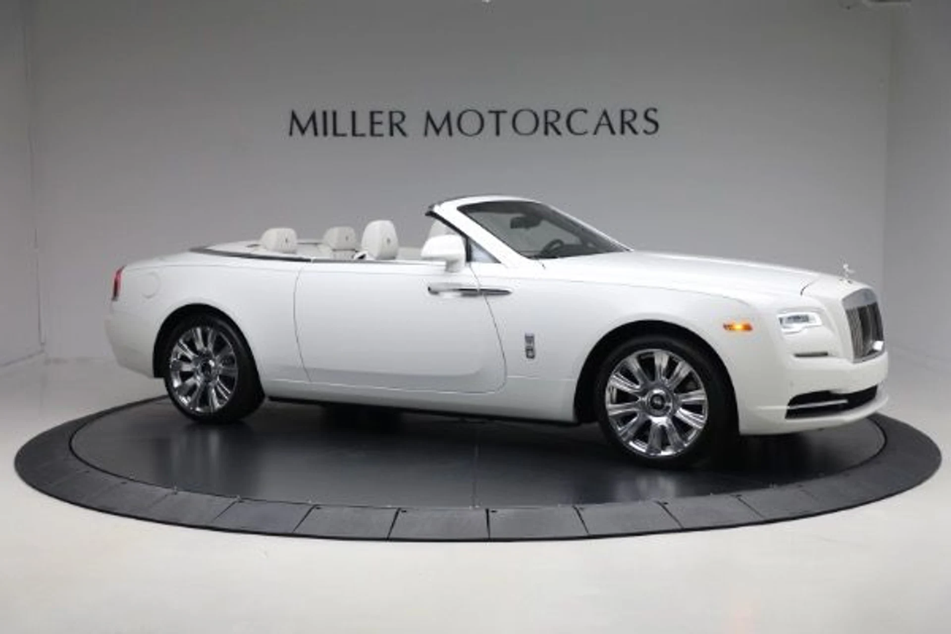 mph010_4248277407_Used_2018_Rolls_Royce_Dawn_5dde966ad7