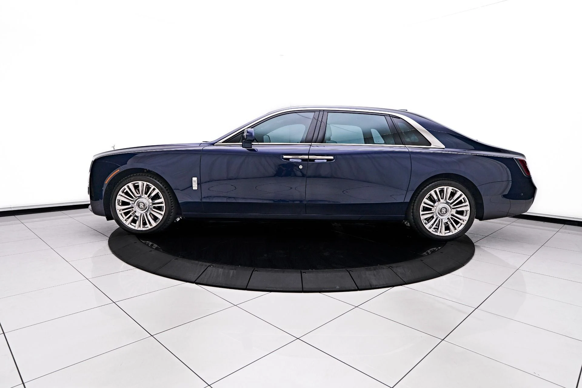 mph010_4257303088_Used_2023_Rolls_Royce_Ghost_1755200436_d4fcea123a