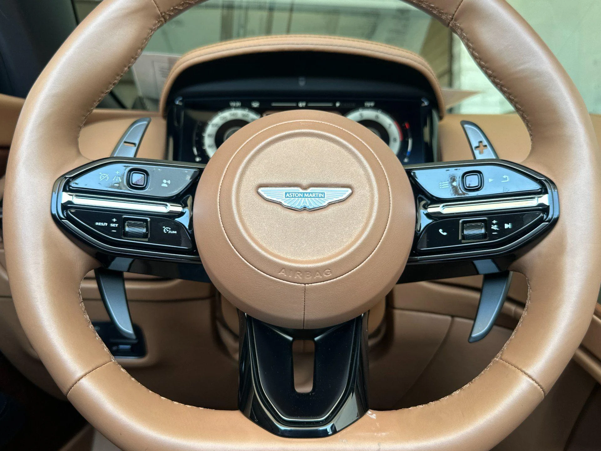 mph010_4264610103_Used_2025_Aston_Martin_DB_12_Volante_1778229497_fa5f44c541