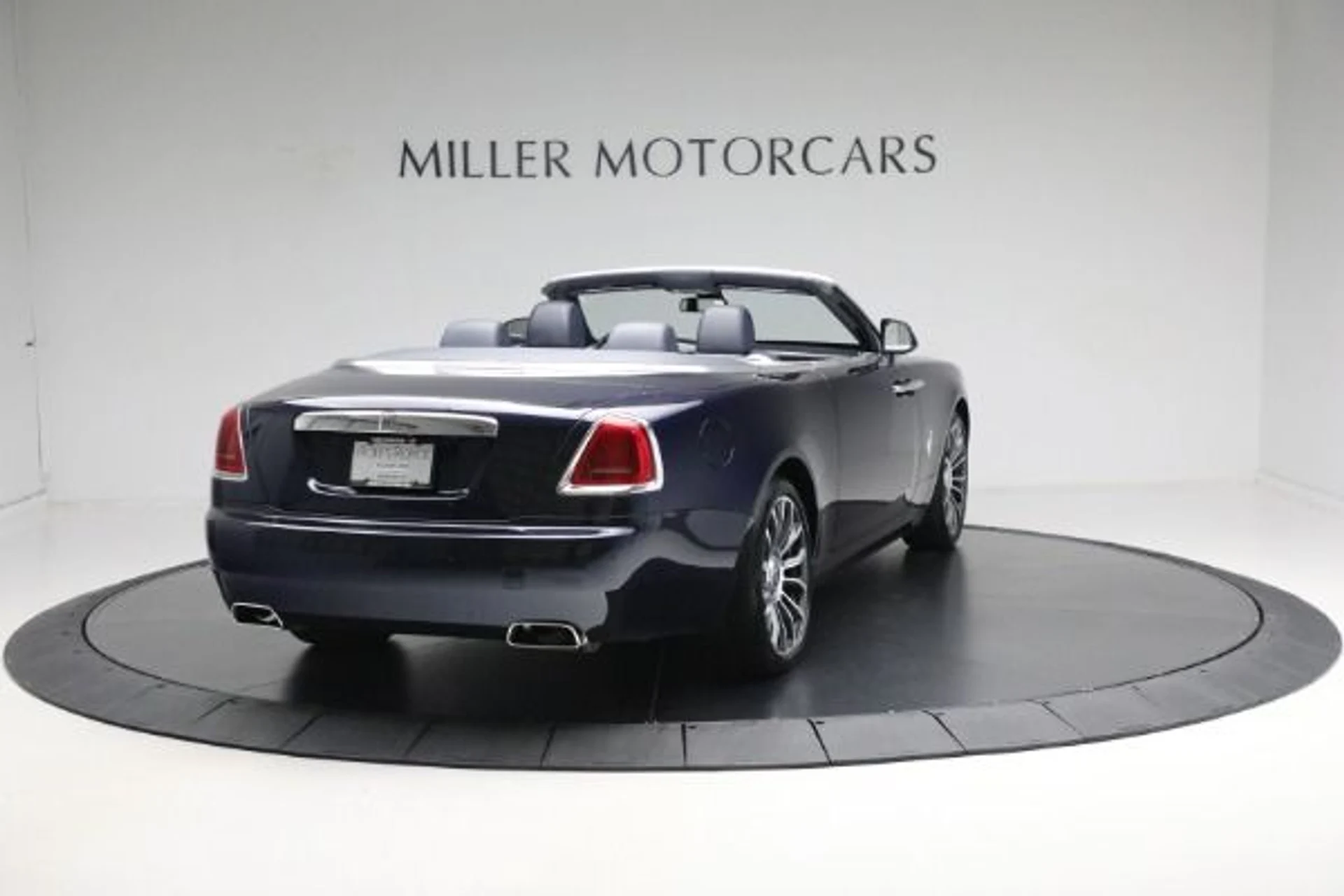 mph010_440778420_Used_2018_Rolls_Royce_Dawn_0a3a86ba1c