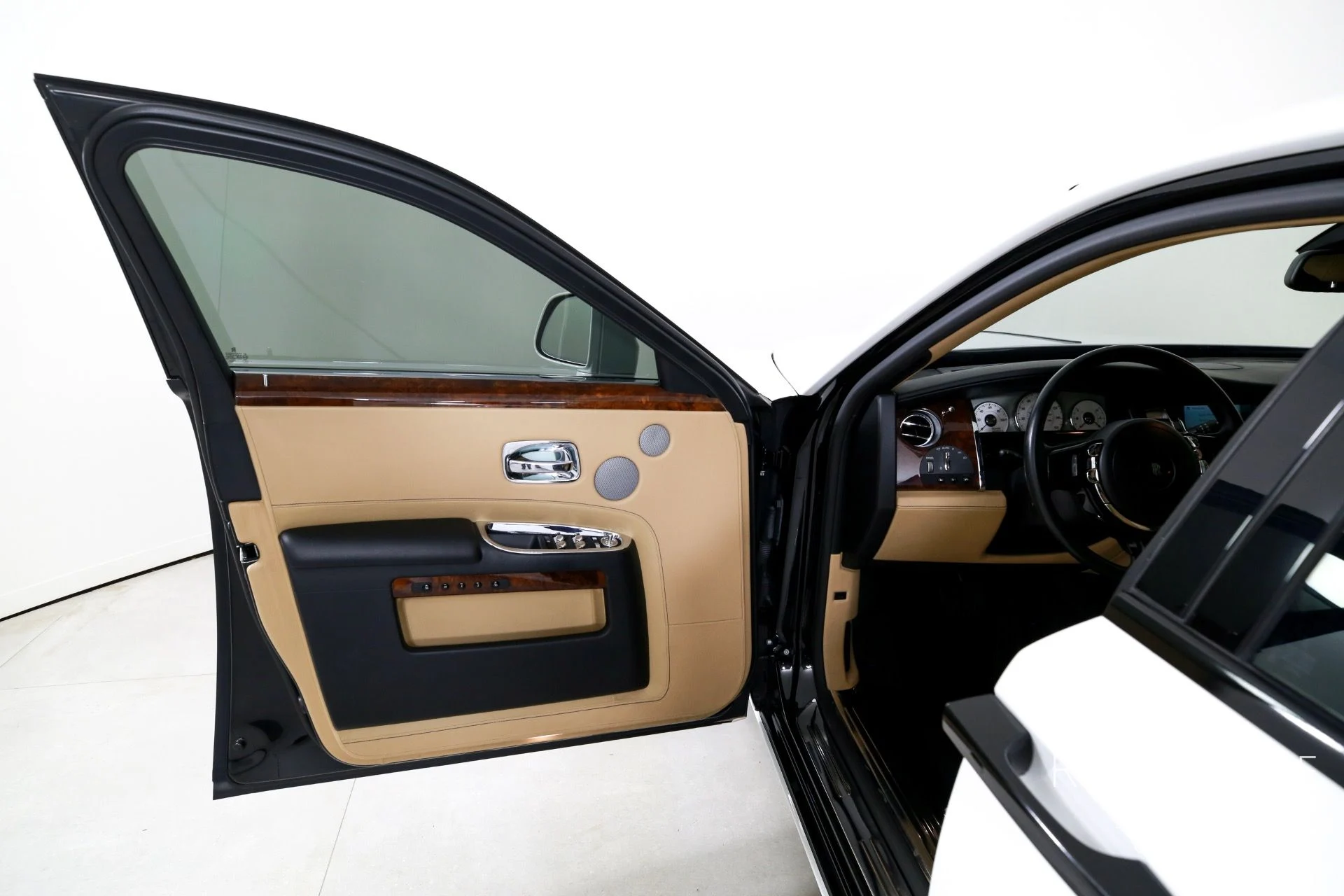 mph010_48785560_Used_2014_Rolls_Royce_Ghost_1757714696_b91f7cc9a5
