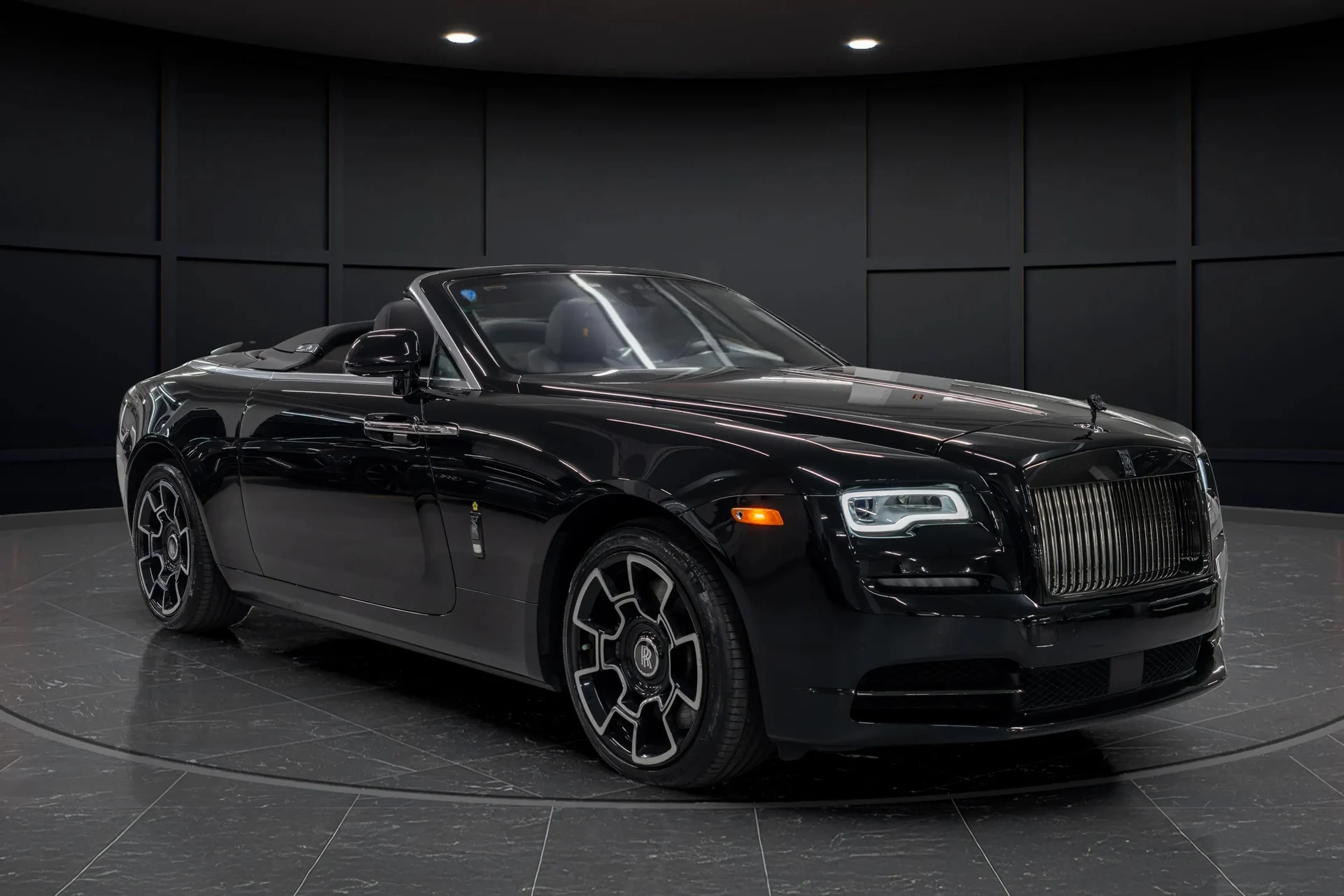 mph010_509722181_11785b34_948d_4a44_8c8c_2ab166cf67c0_201920_Rolls_Royce20_Black20_Badge20_Dawn2028_SCA_666_D55_KU_11584429_9_dab275003a