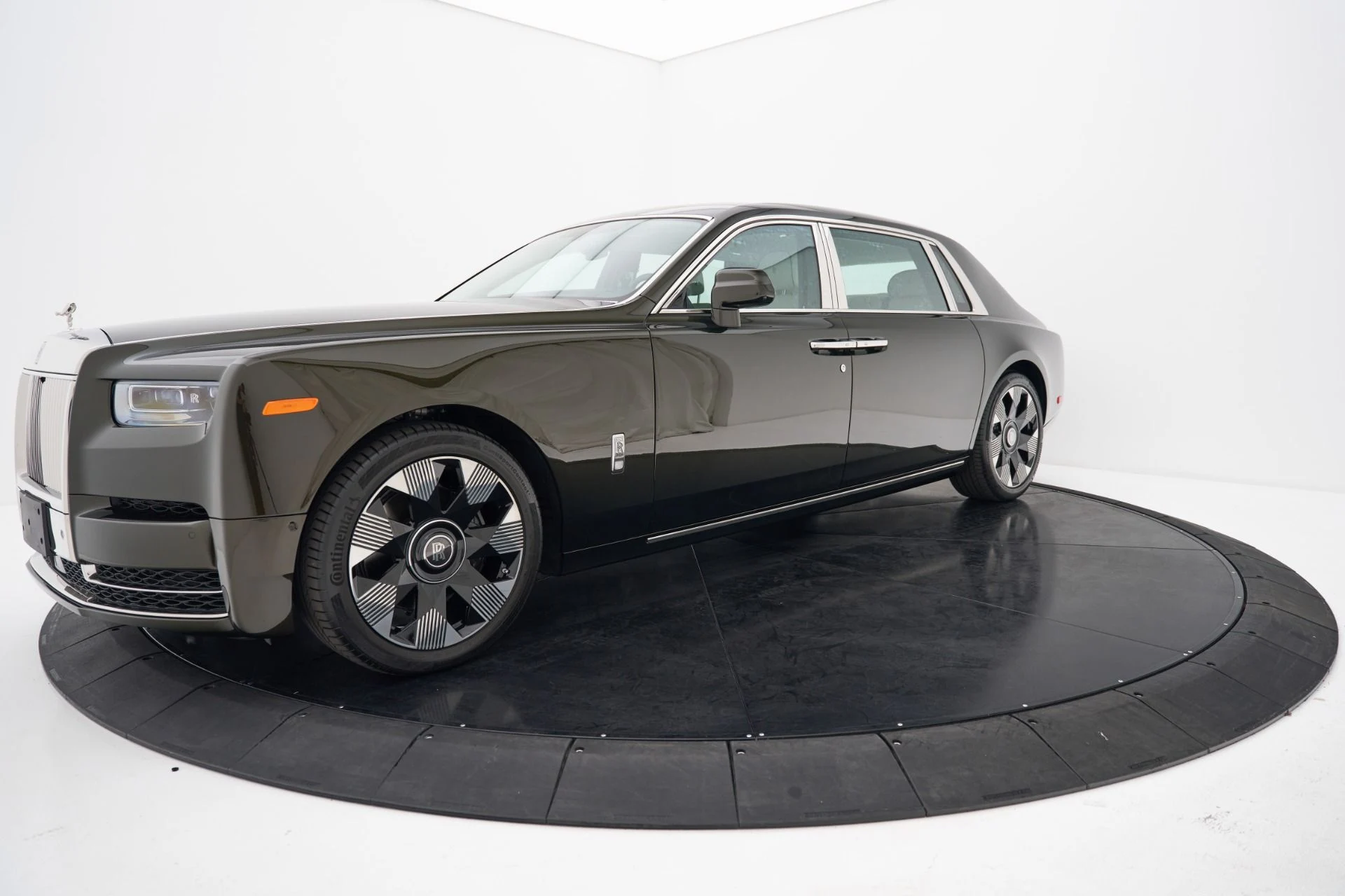 mph010_541890215_Used_2026_Rolls_Royce_Phantom_Base_1792615135_3420938cc0