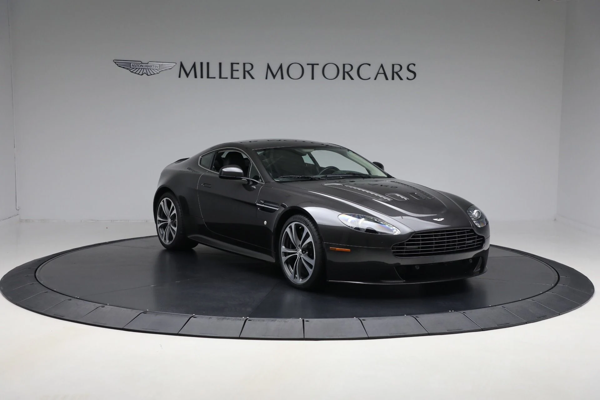 mph010_583194900_Used_2011_Aston_Martin_V12_Vantage_d07e598001