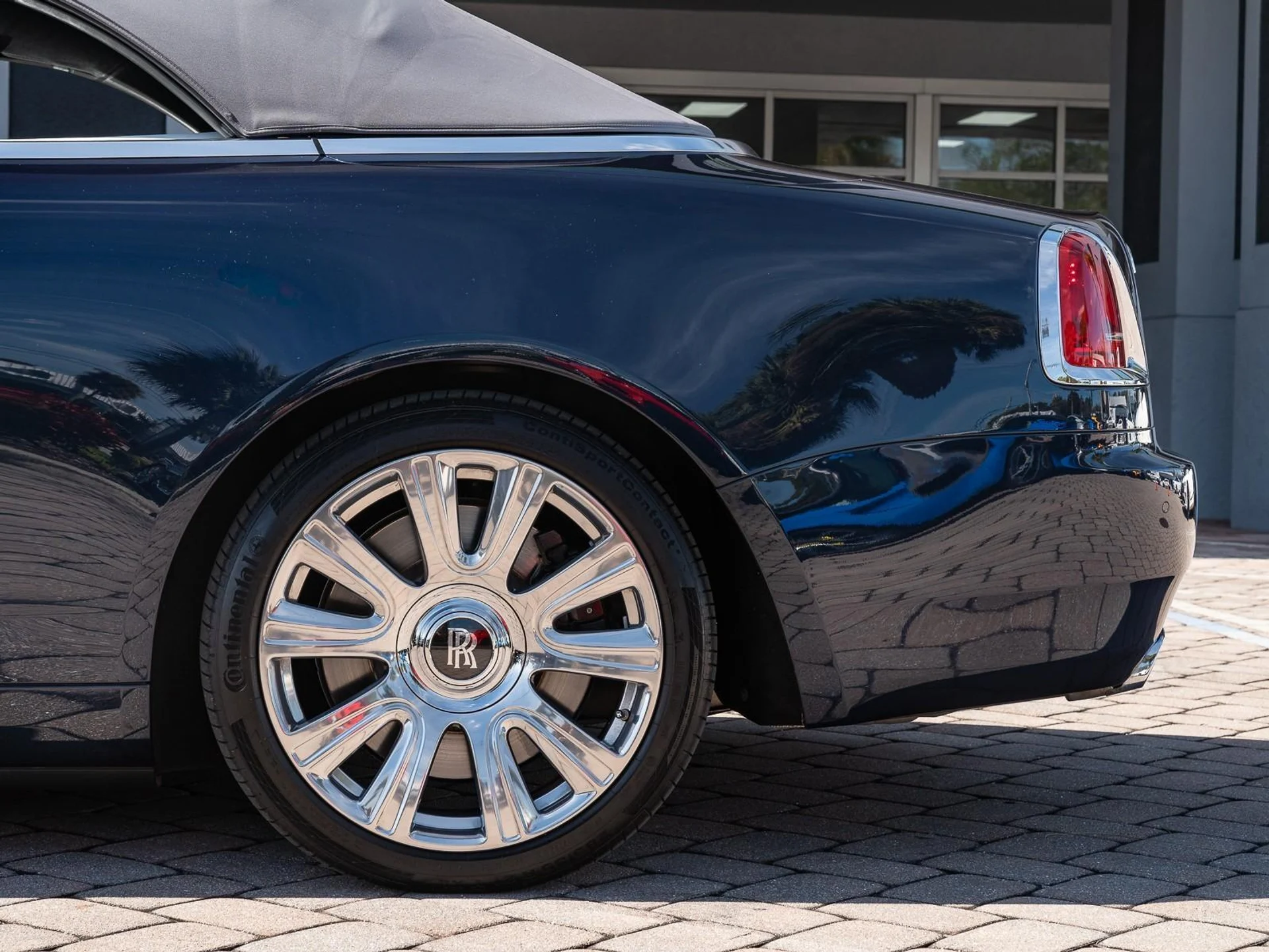 mph010_597365271_Used_2018_Rolls_Royce_Dawn_Convertible_1764360427_7d9466654e