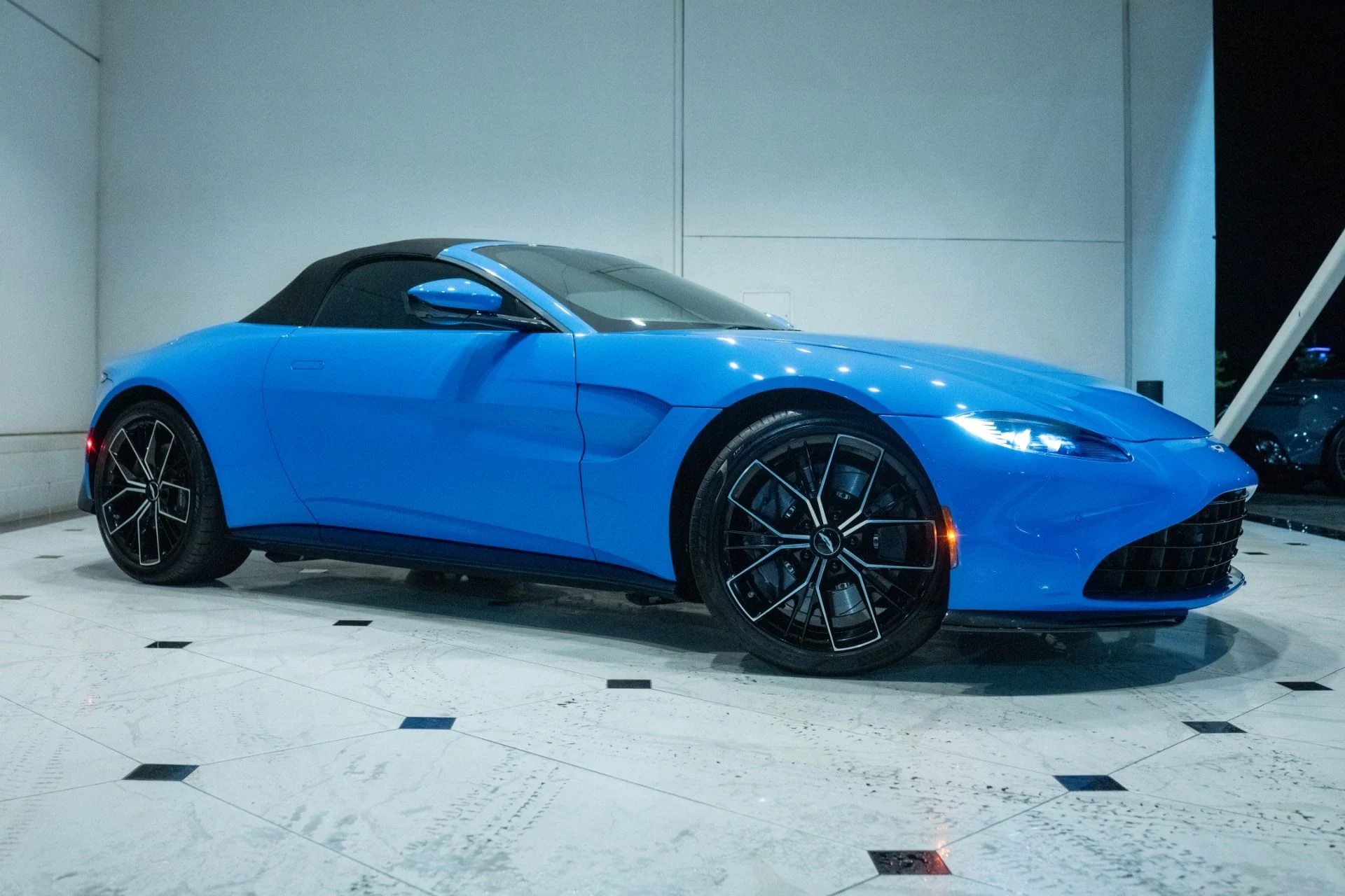 mph010_603902573_Used_2021_Aston_Martin_Vantage_1790591358_1aeb9427aa