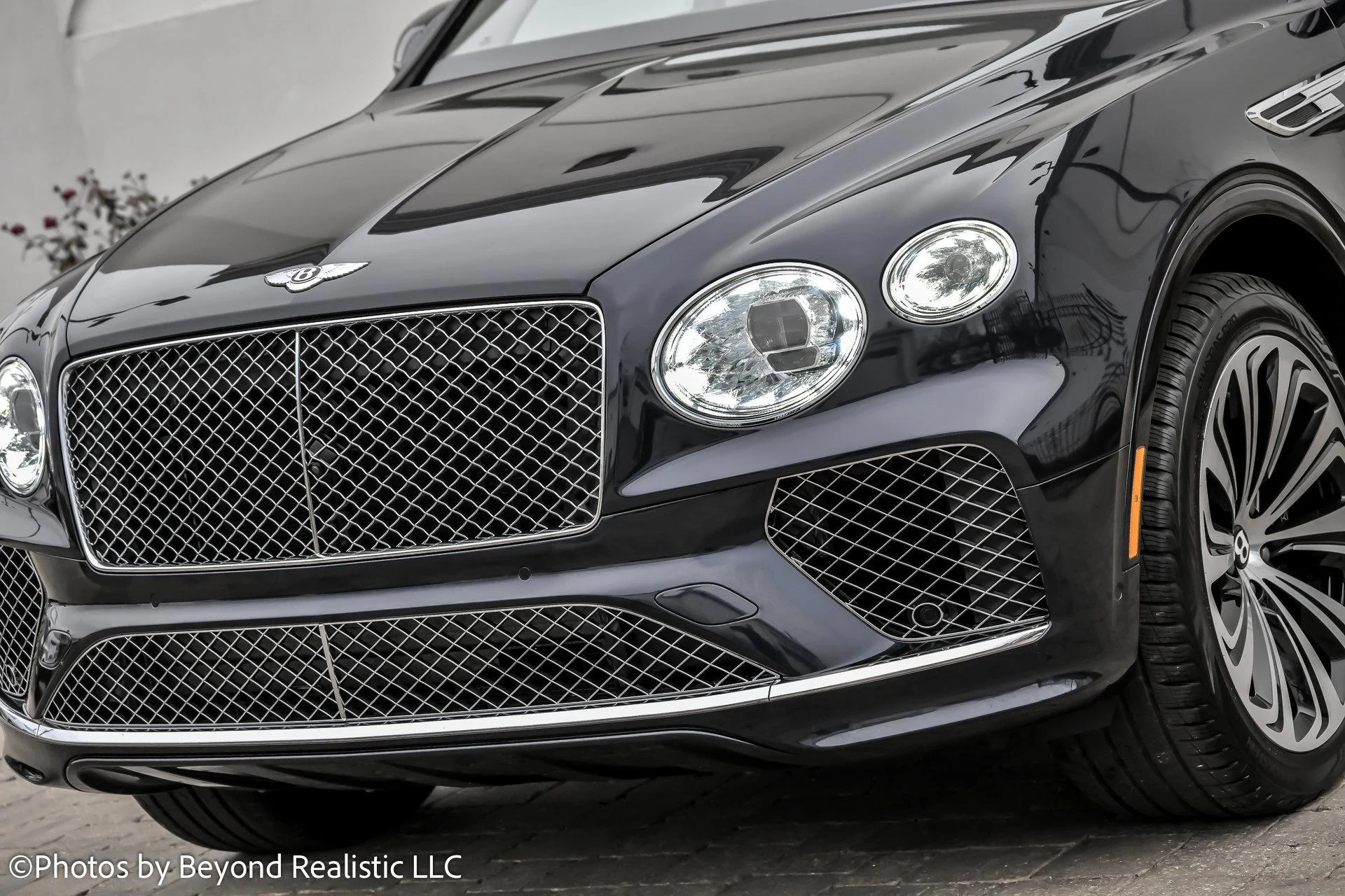 mph010_731144761_Used_2022_Bentley_Bentayga_V8_Mulliner_Driving_Specification_1765012900_04574f8825