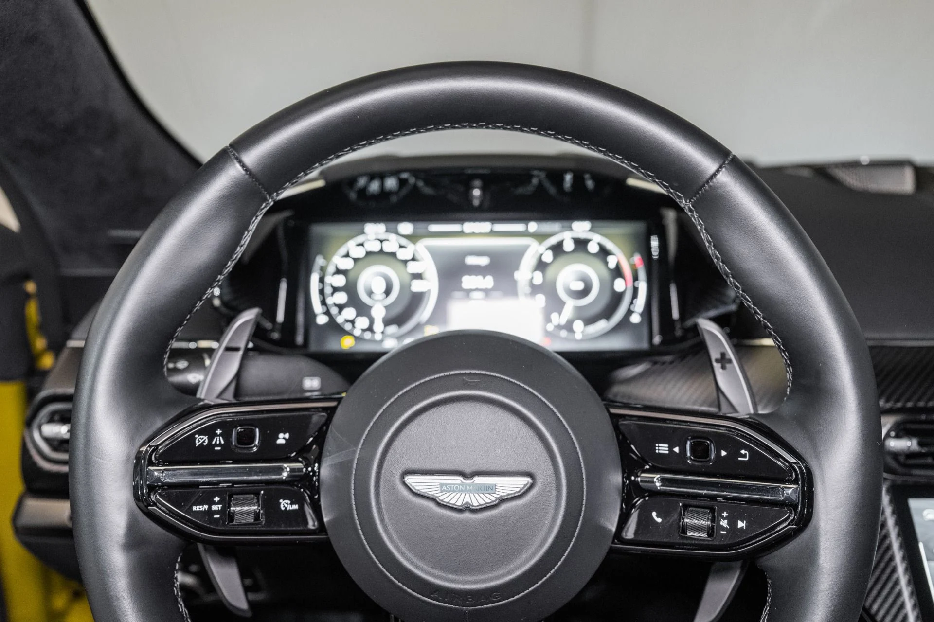 mph010_73524406_Used_2025_Aston_Martin_Vantage_1751990746_747906ec6e