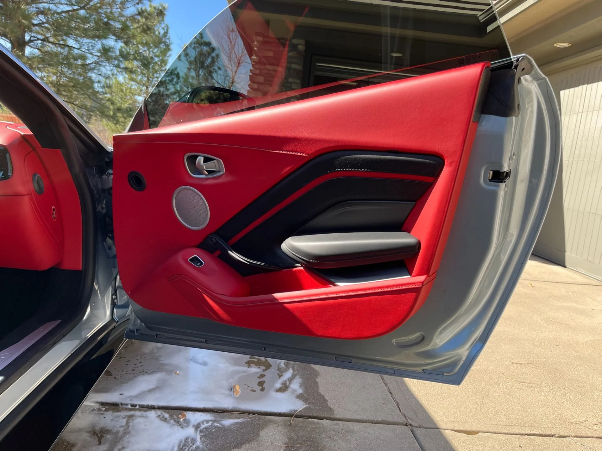 mph010_737299855_Used_2021_Aston_Martin_Vantage_1762561122_8cf4785365