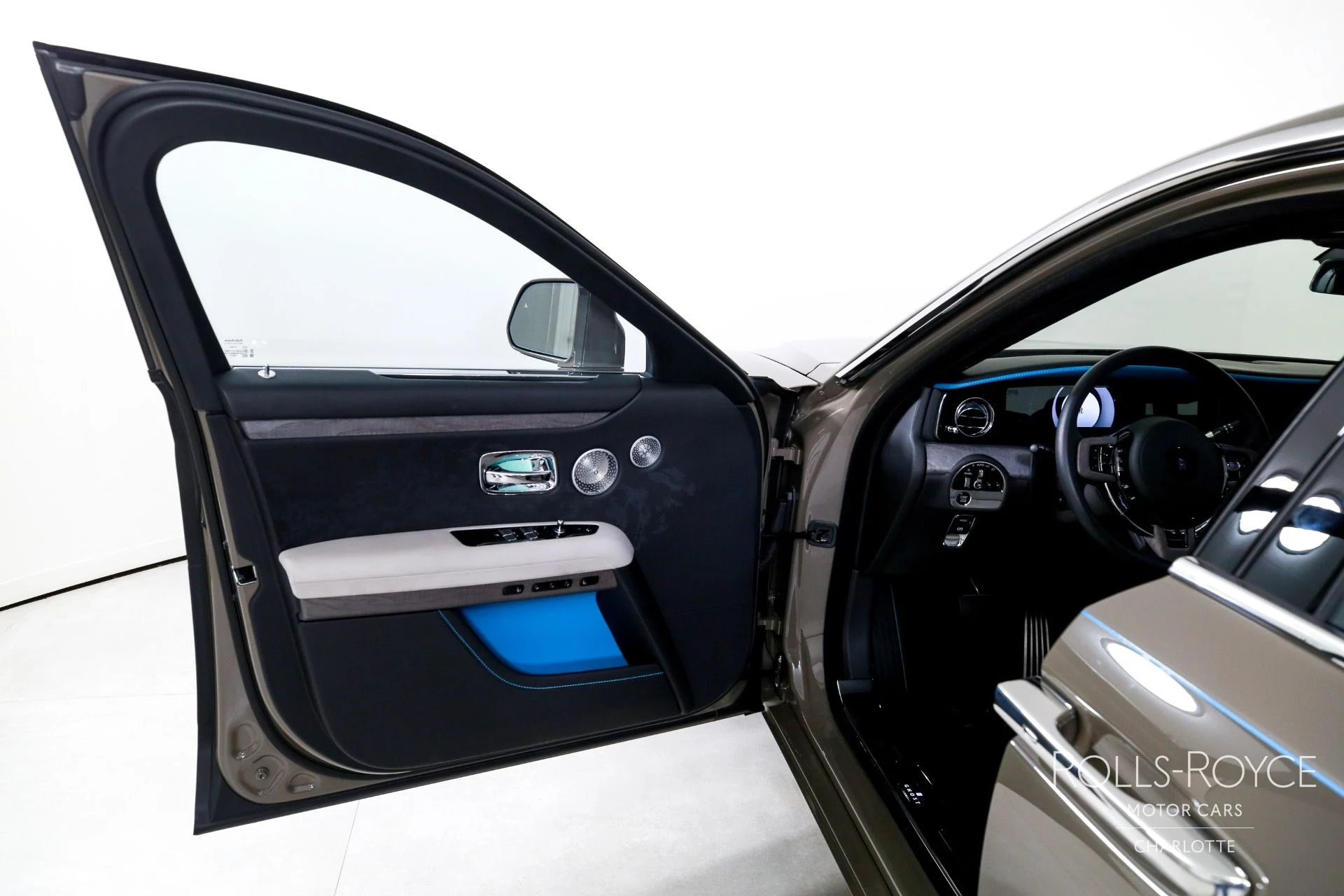 mph010_750509567_Used_2025_Rolls_Royce_Ghost_1759510962_91d744e59f