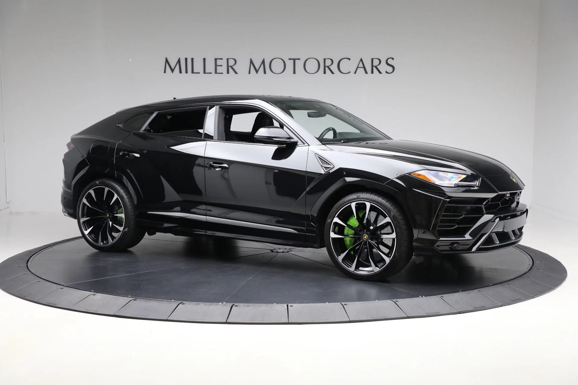 mph010_779178331_Used_2022_Lamborghini_Urus_1761597990_567d29c2fb